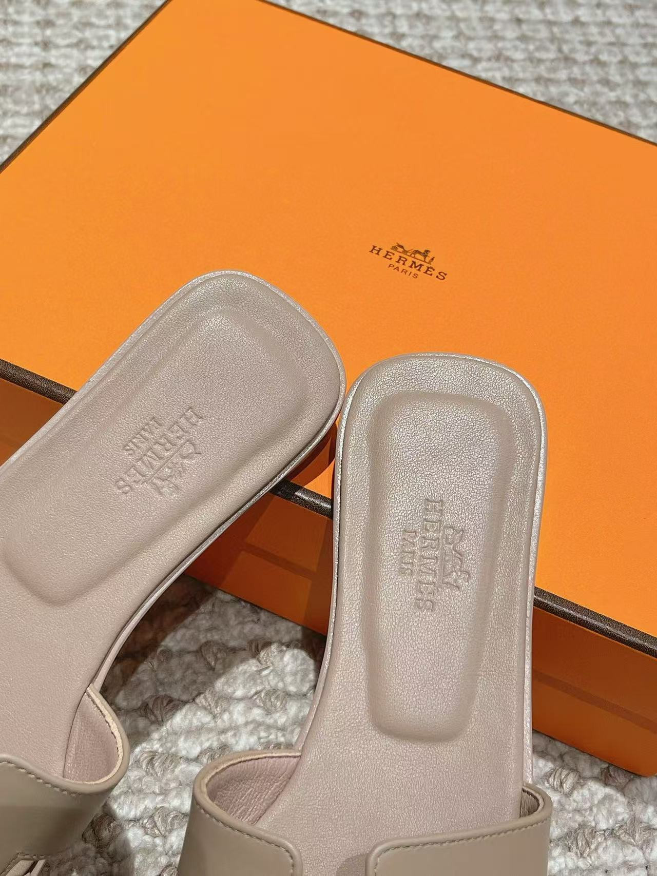 UA H**me5 Oran sandal
