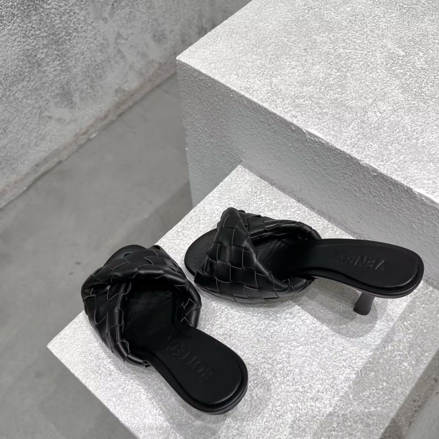 UA B0tt*ga Ven*ta Blink Slides