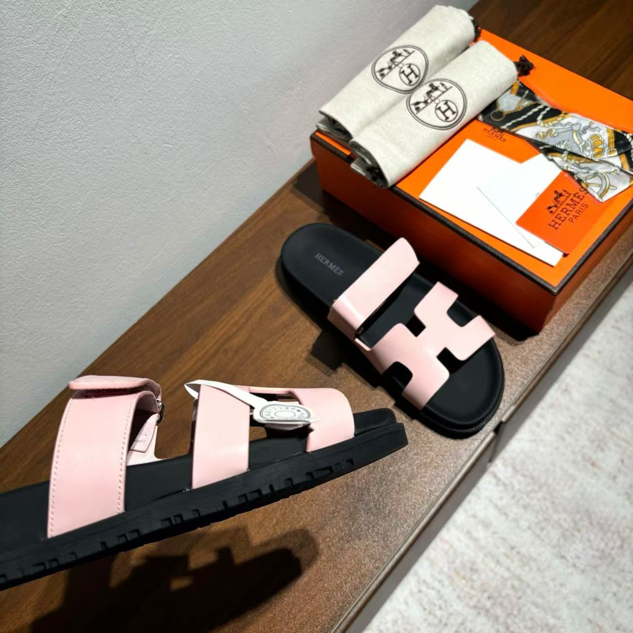 UA H**me5 Chypre Sandal