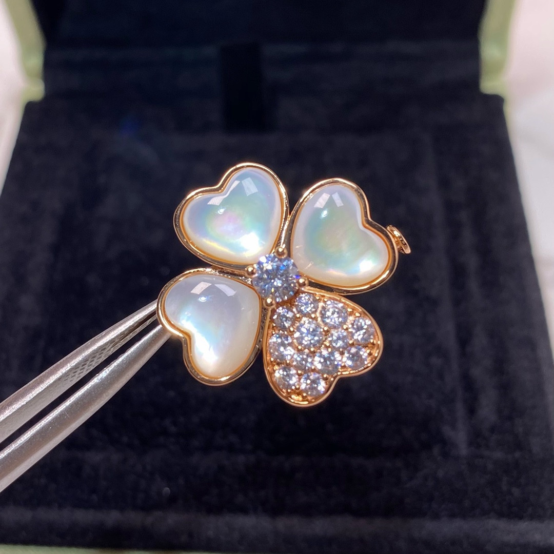 V*n Cl**f & Arpels four-leaf clover necklace