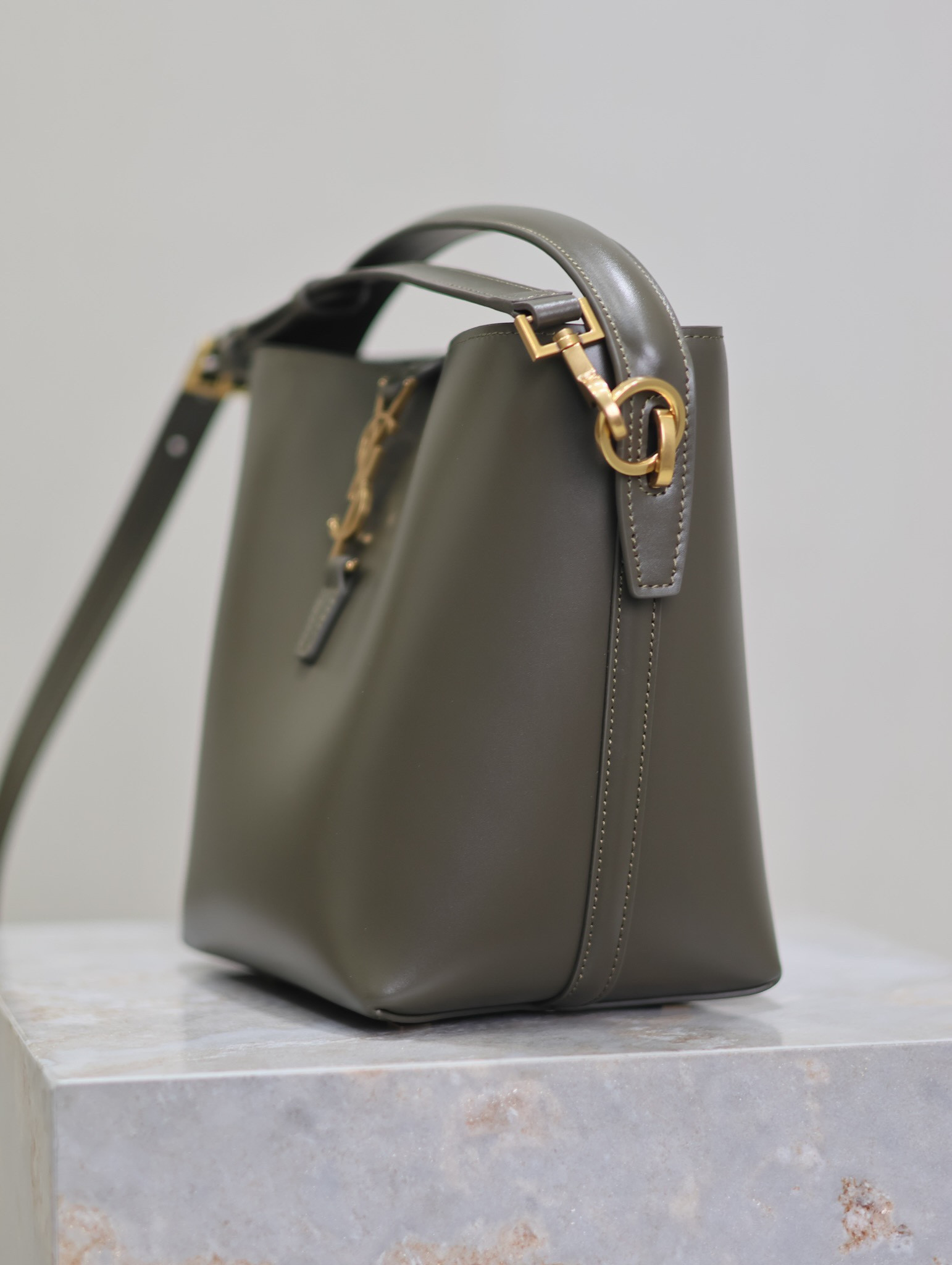 Y51 LE 37 In Shiny Leather 17x20x13cm