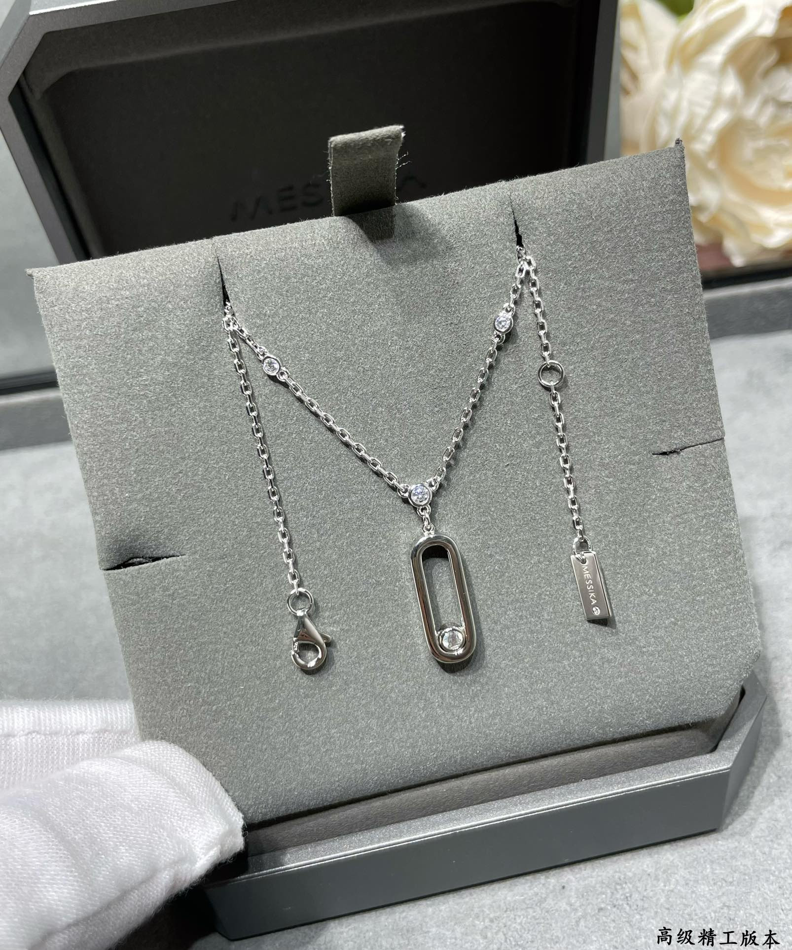 Mes1kaa polished single d1am0nd moving necklace