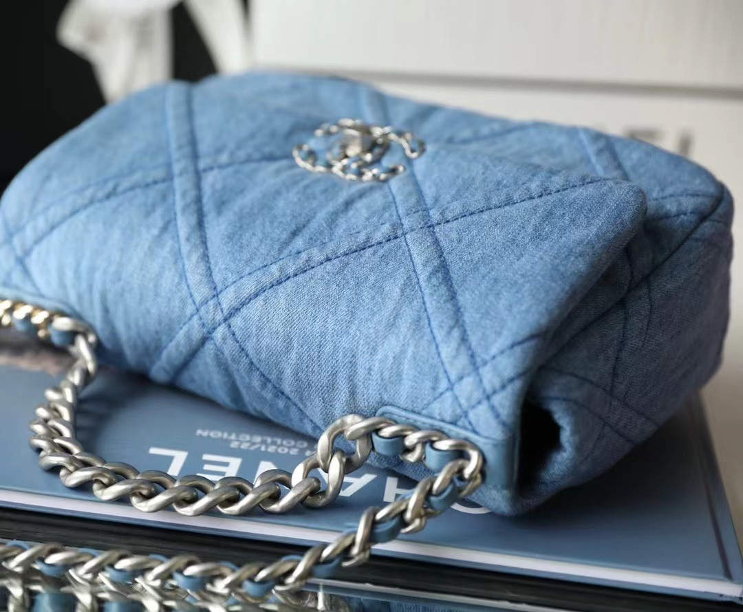 ch**el De*1m quilted medium 19 bag 30cm