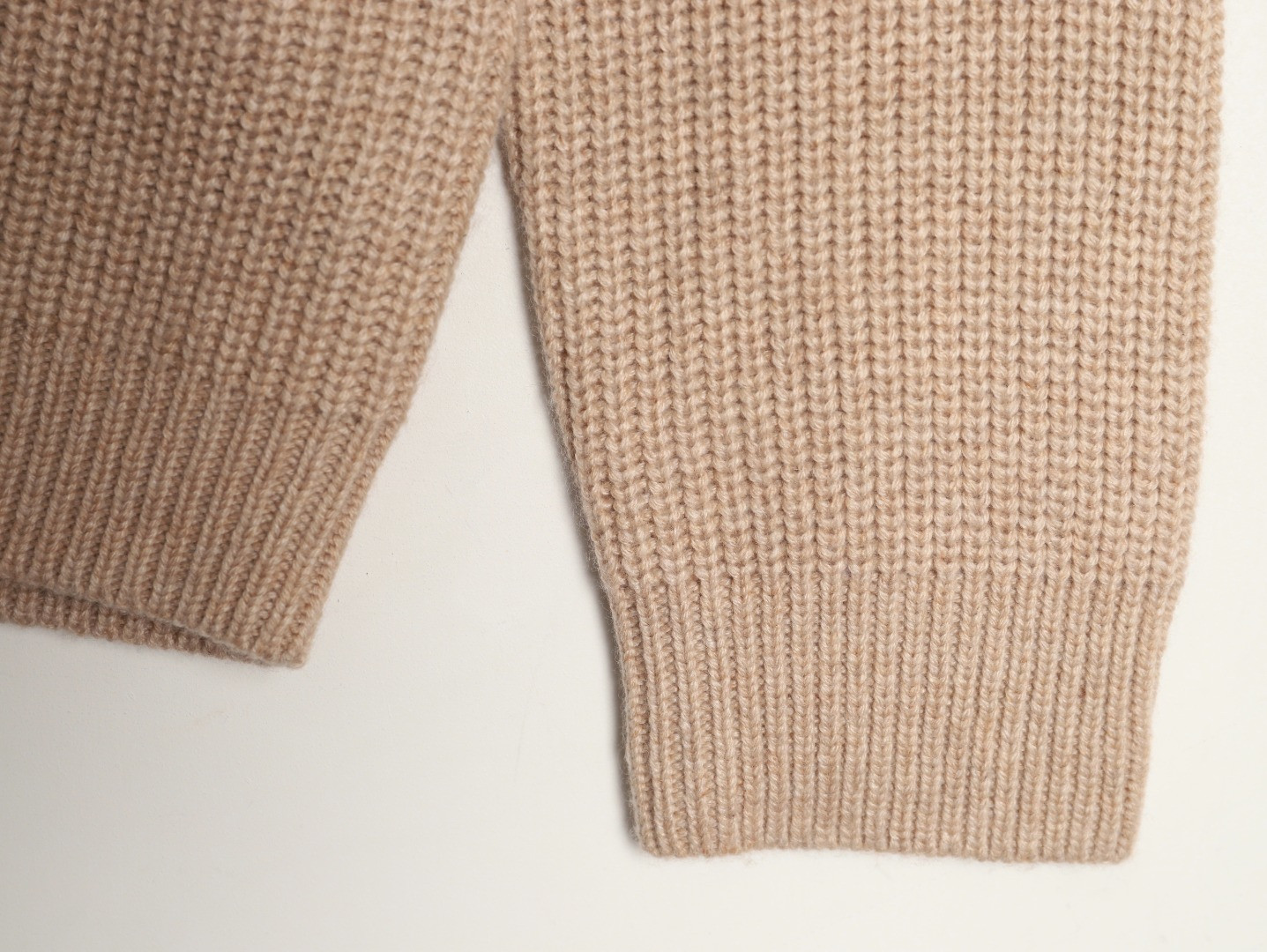 l0vis Vvtt0n knitting sweaters