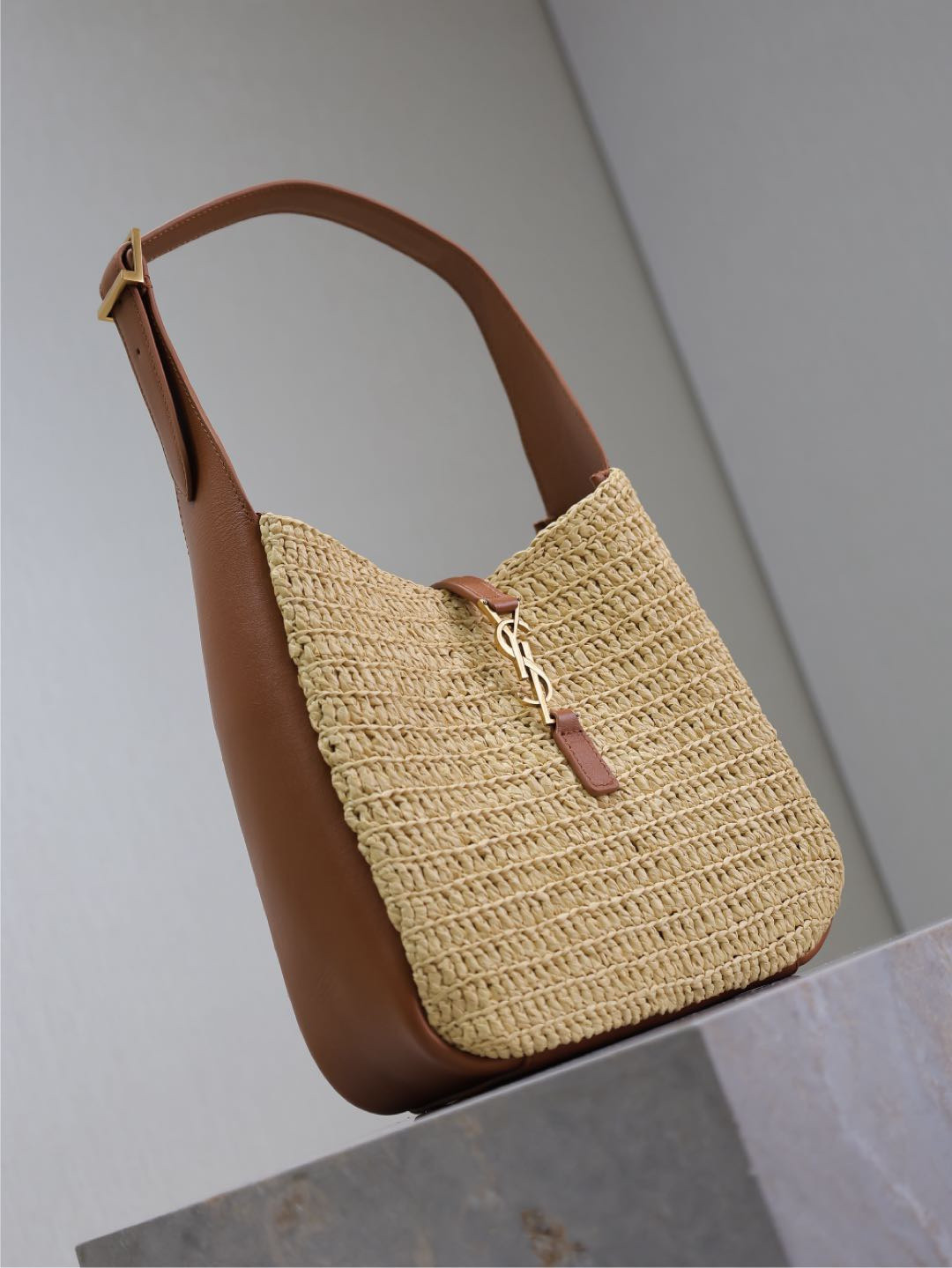 Y51 LE 5 À 7 S*pple Small in Raffia and leather 22 X 22 X 7-9 CM
