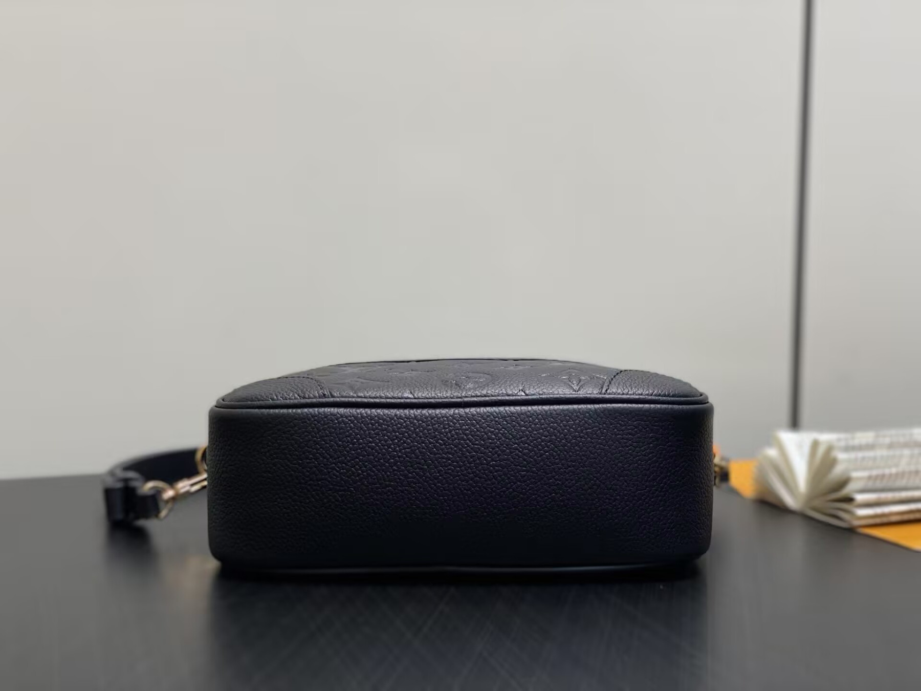 LV Tiny Camera Bag M25518 13x6x19cm