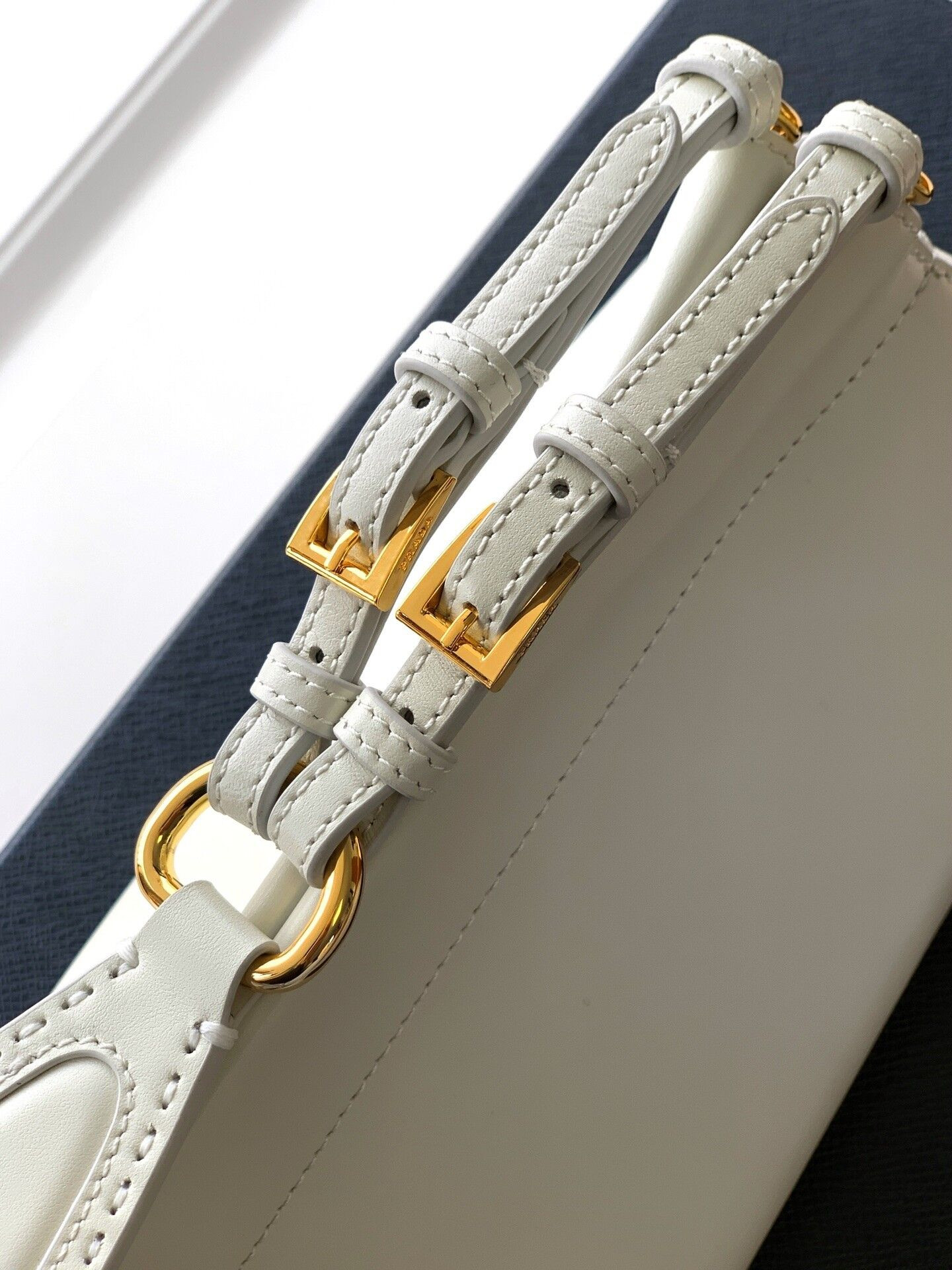 Pra*a Enchaîné Medium Leather Bag 15.5x32.5x11cm