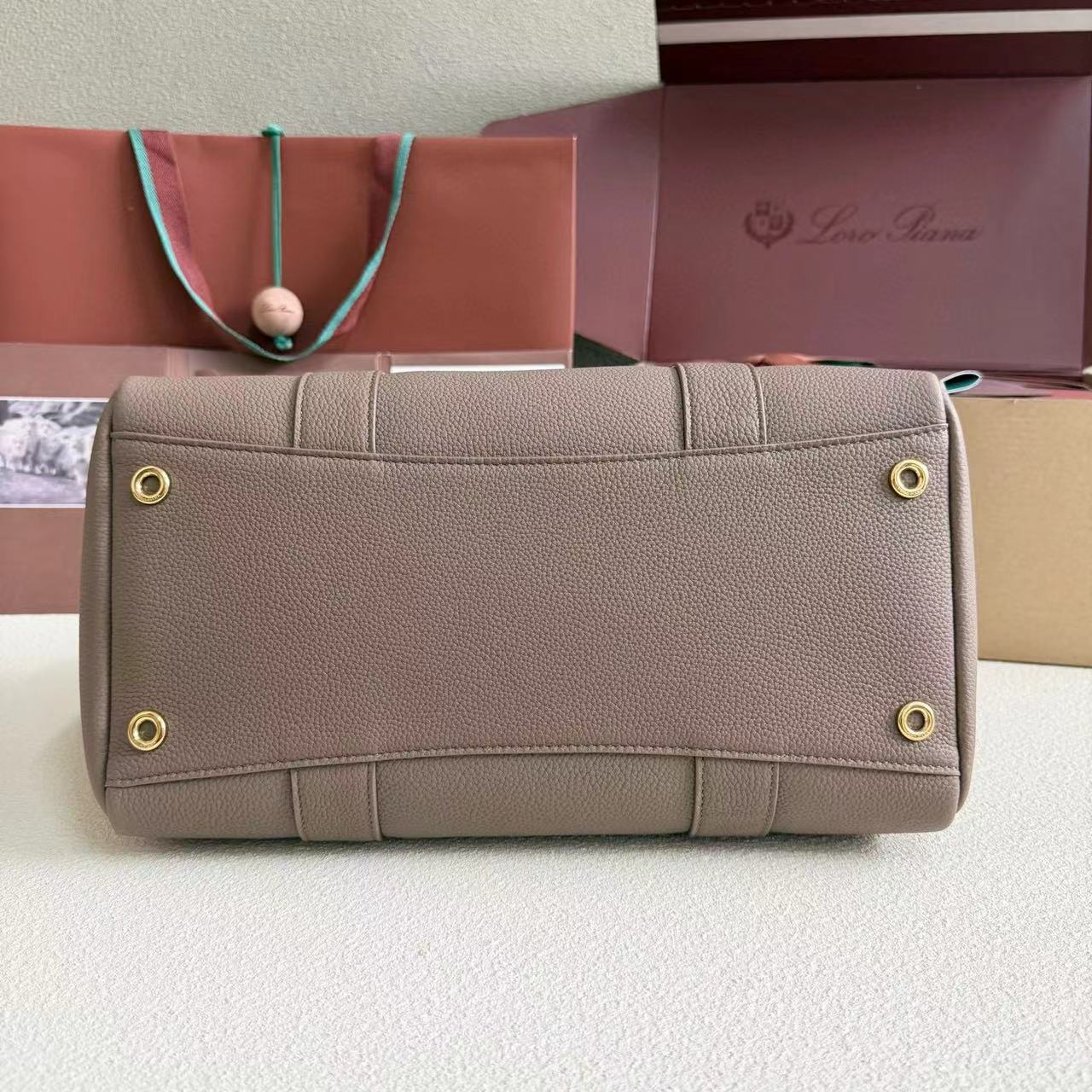 L0r0 P1ana loom bag l32 grained calfskin 33 x 23 x 18 cm