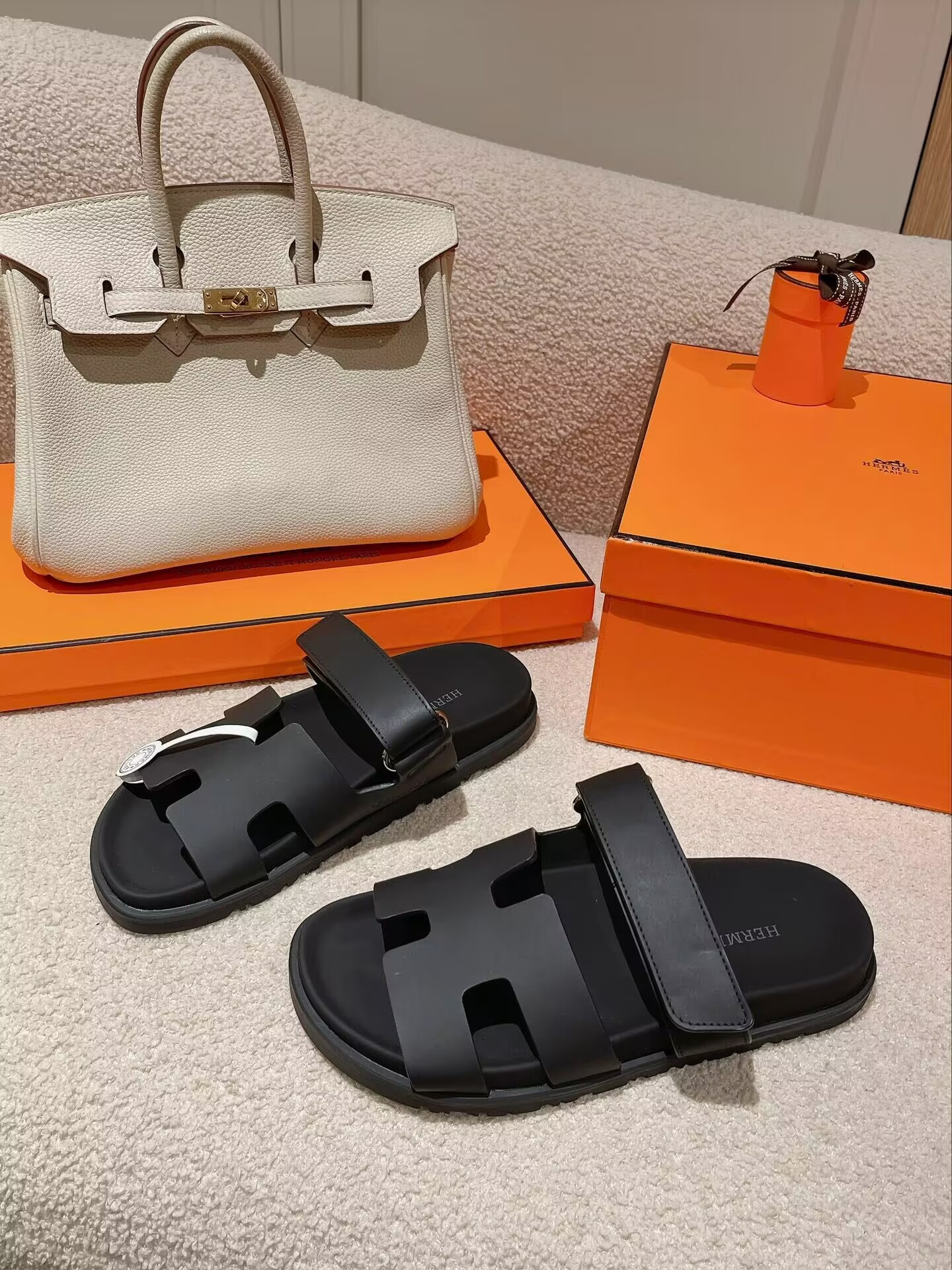 UA H**me5 Chypre sandal