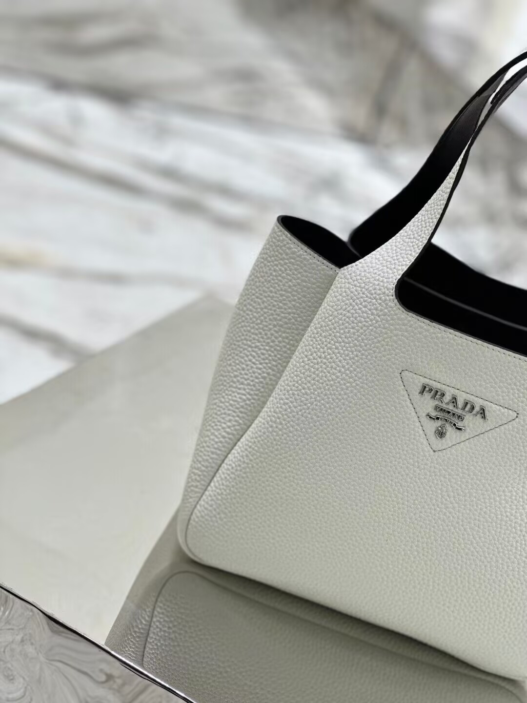 Pra*a Medium Leather Tote 25x21.5x14cm