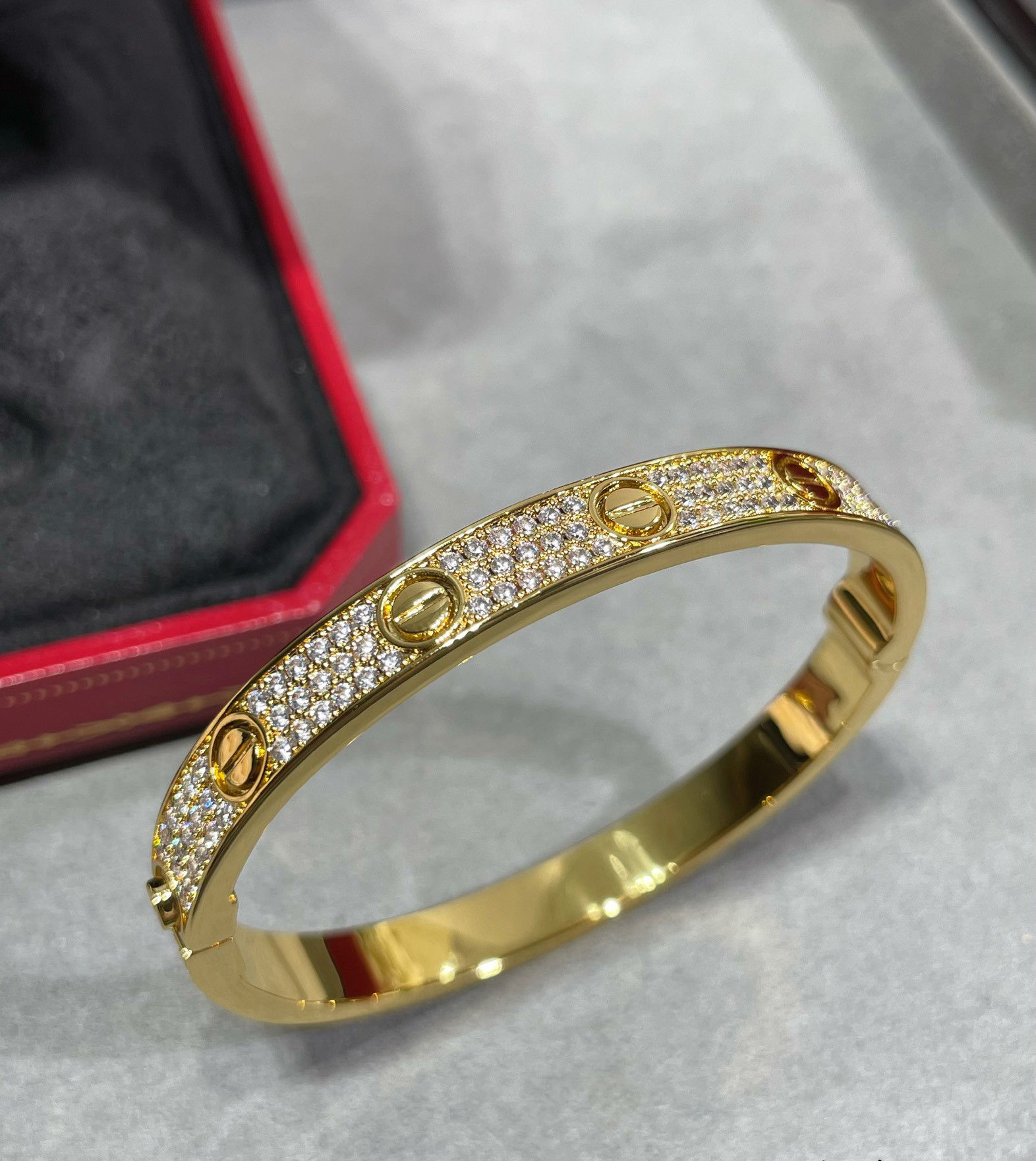 Ca*t1er Wide D1am0nd star Bracelet