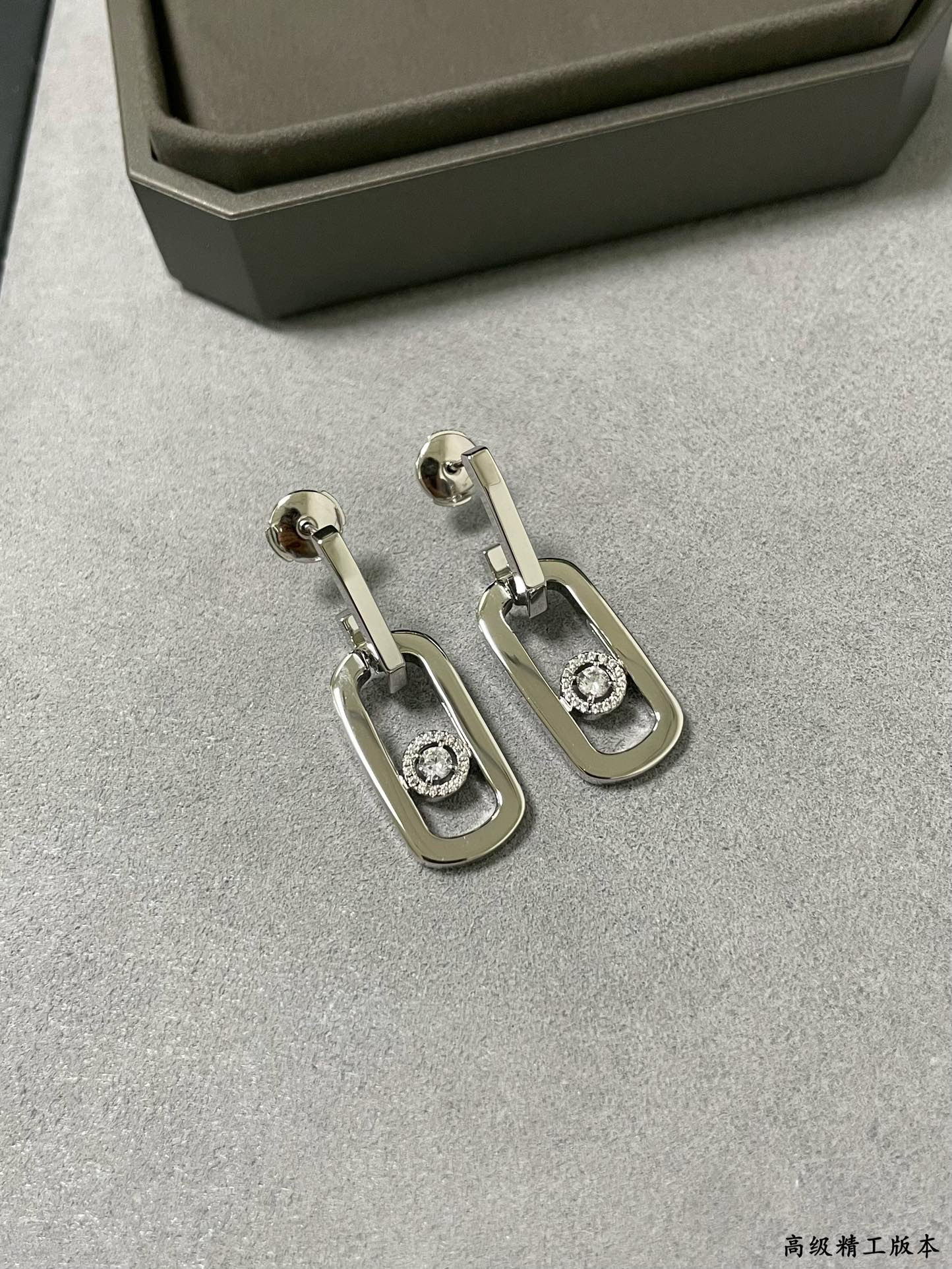 Mes1kaa large single d1am0nd moving stud earrings