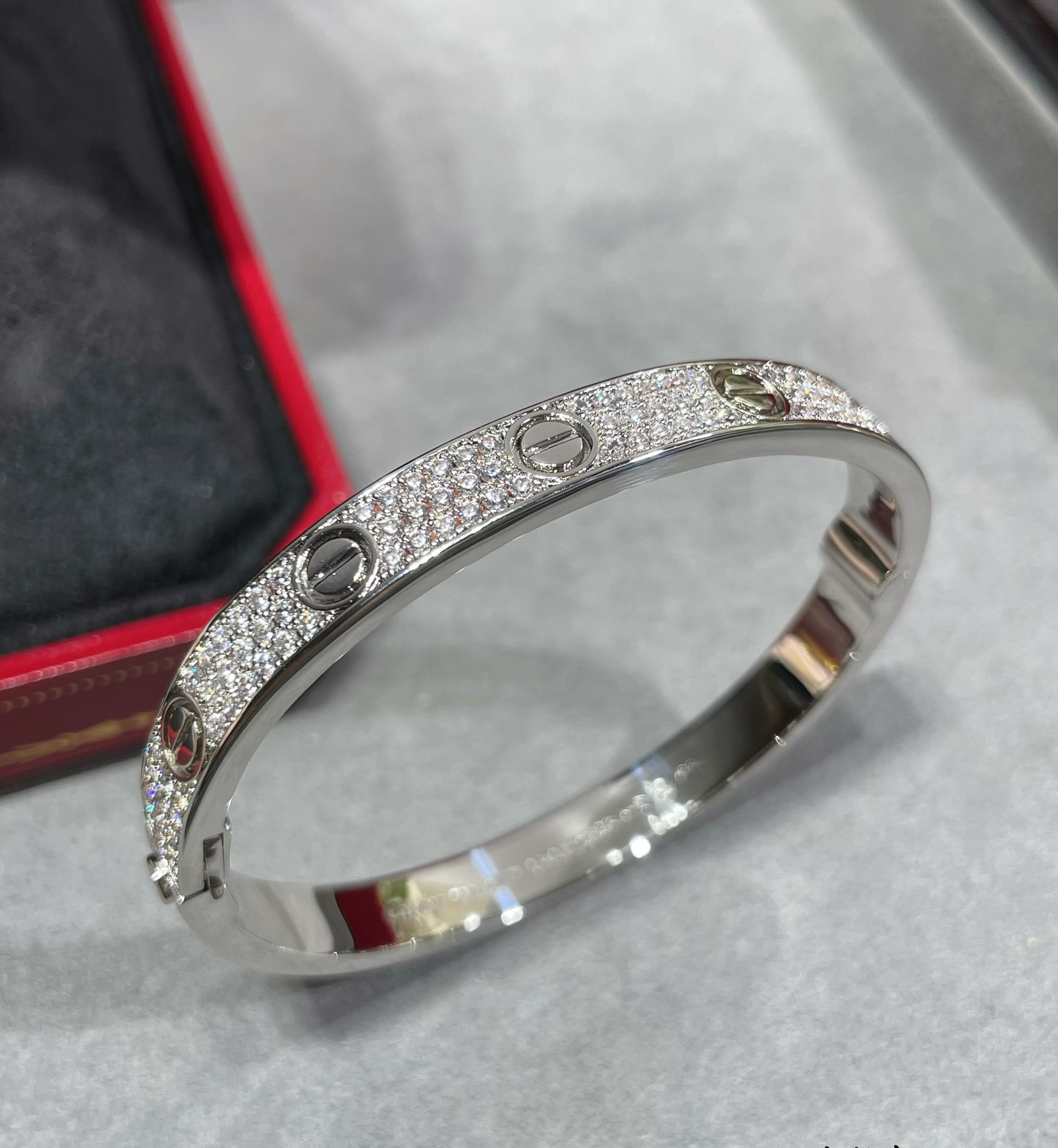Ca*t1er Wide D1am0nd star Bracelet