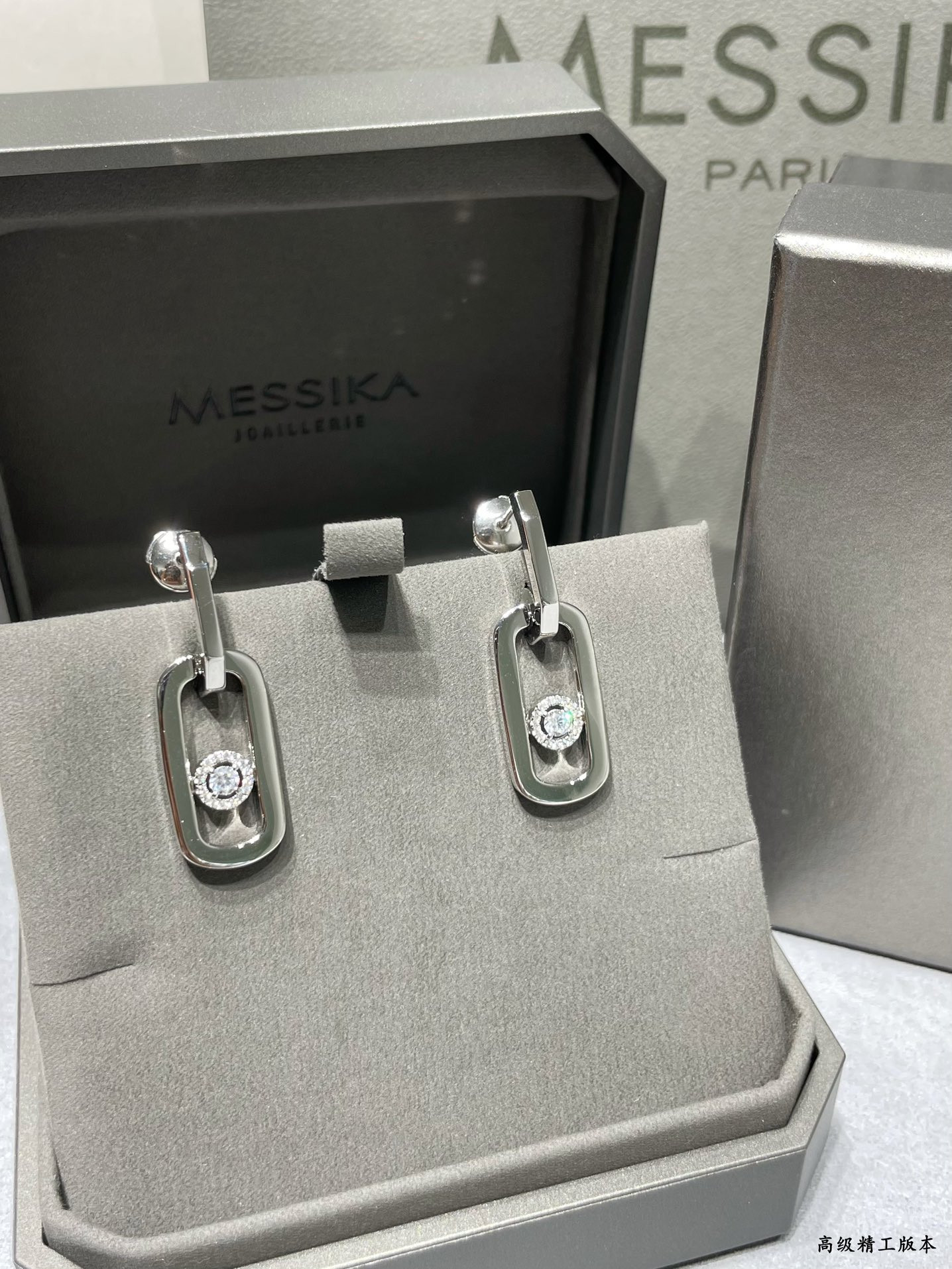 Mes1kaa large single d1am0nd moving stud earrings