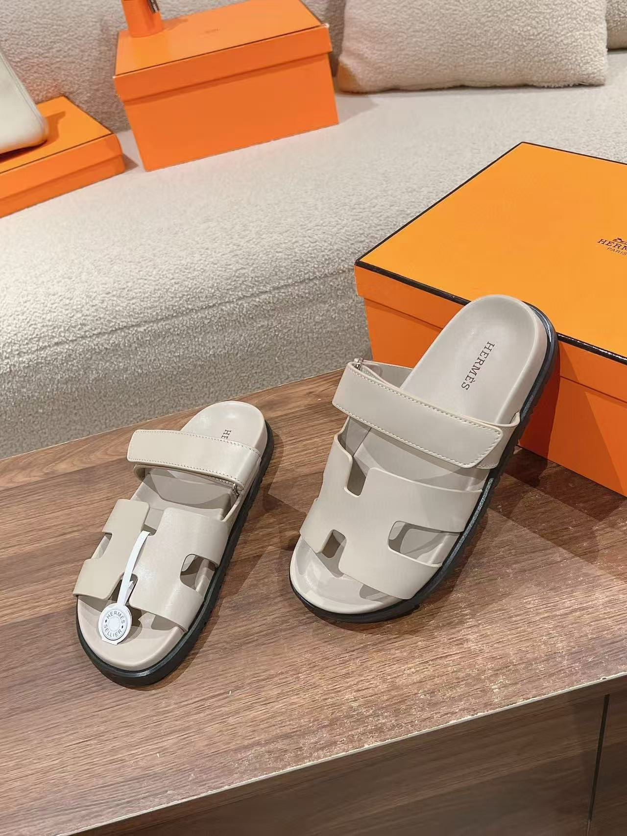UA H**me5 Chypre Sandal