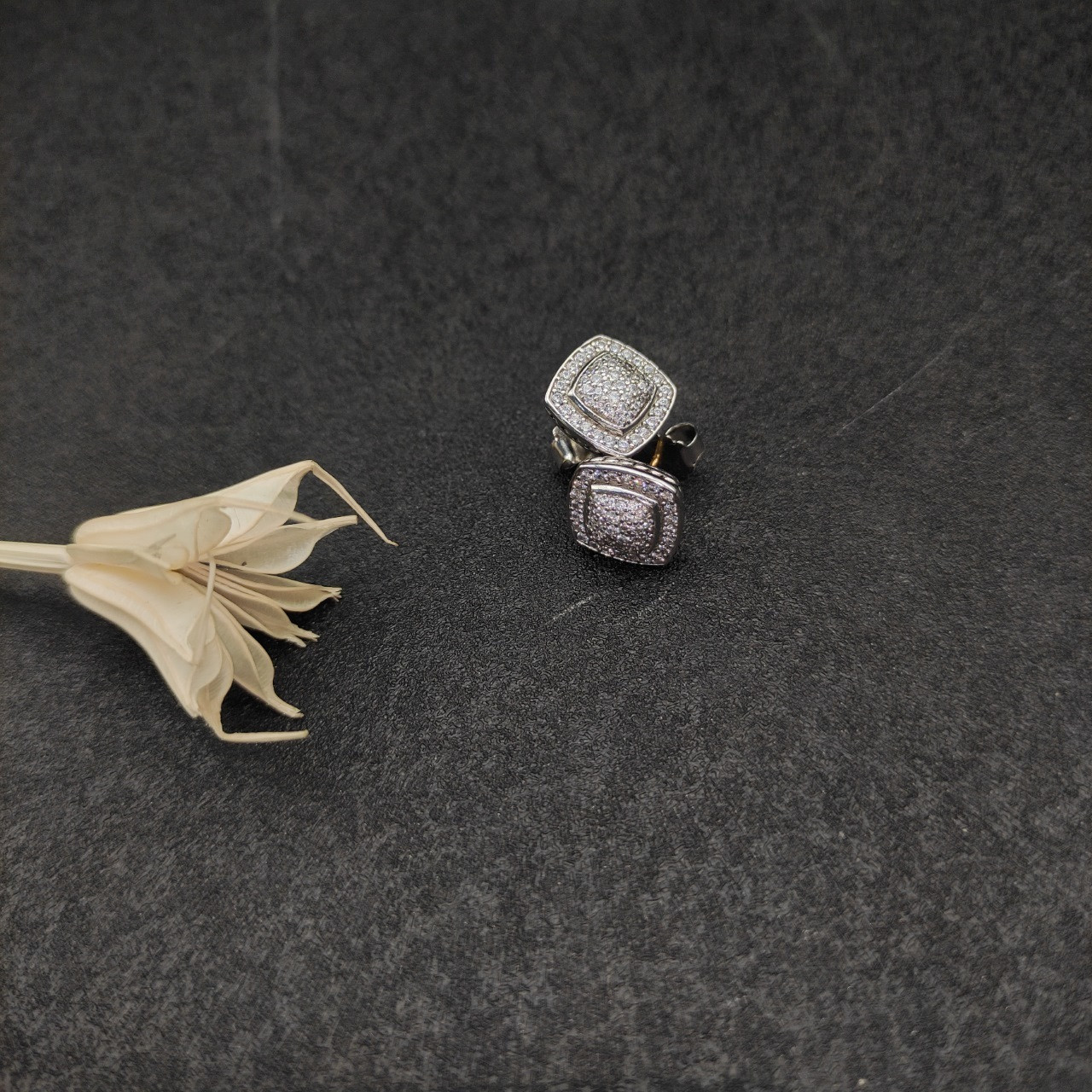 dau1d Yvrm*n square d1am0nd earrings