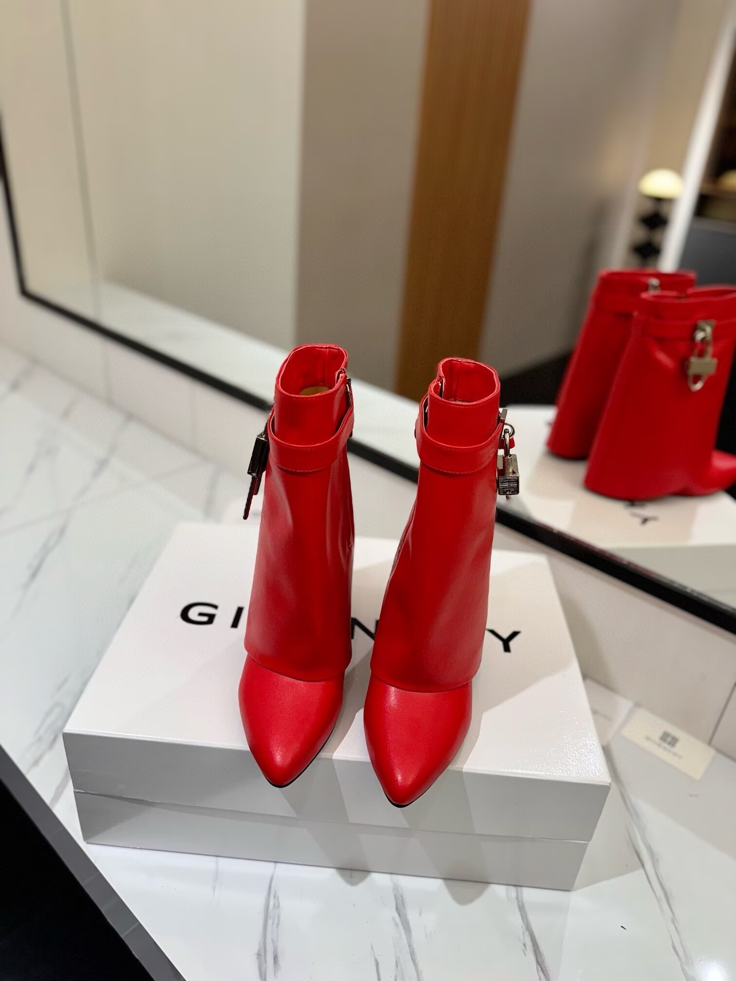 ua G1uenchy boots