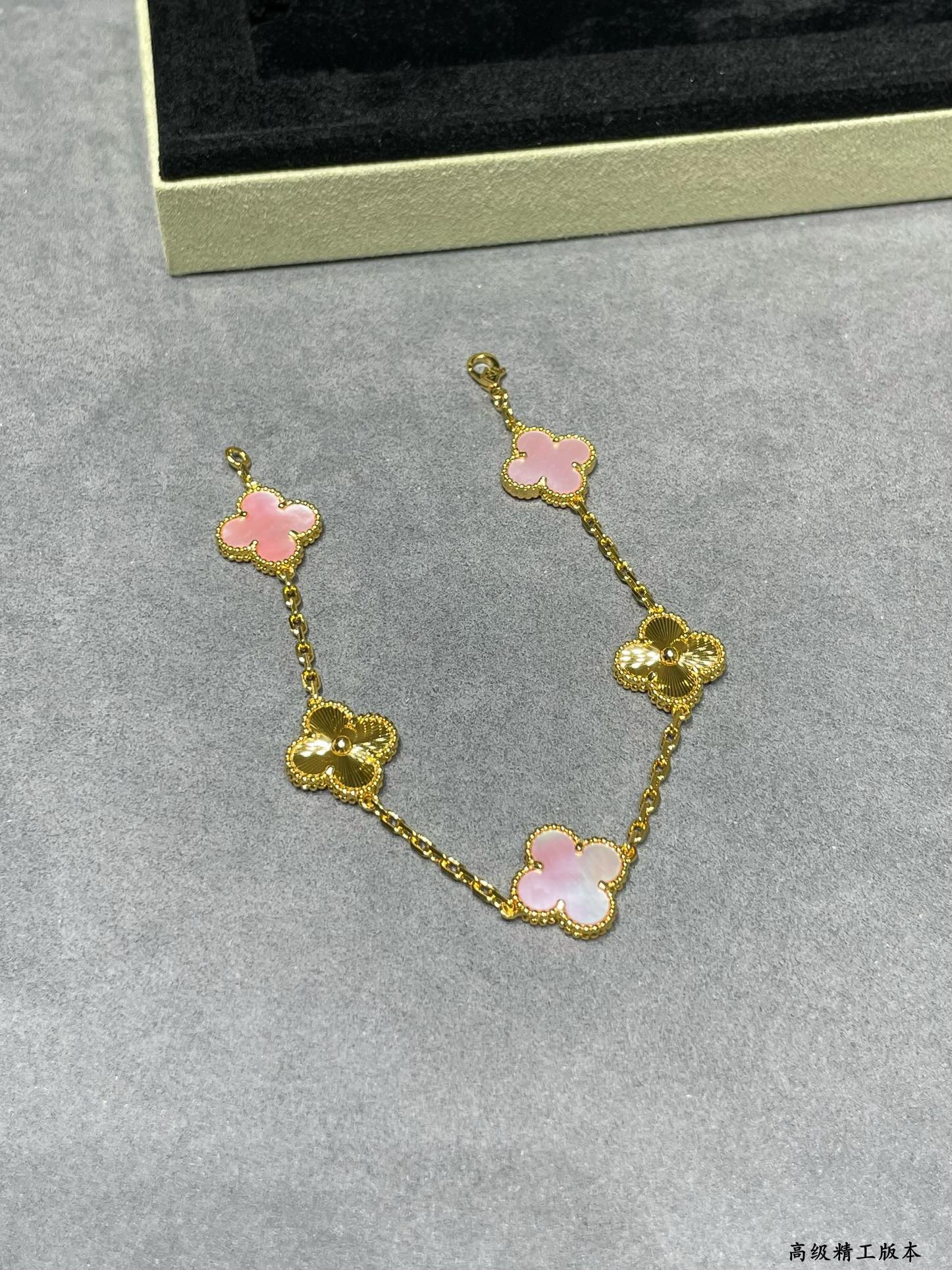 V*n Cl**f & ArpelsNatural pink shell spacing car flower five flower four leaf clover Bracelet(No refund or exchange)