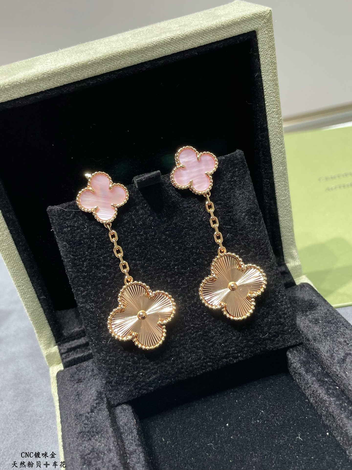 V*n Cl**f & Arpels Two flower four leaf clover Earrings(No refund or exchange)