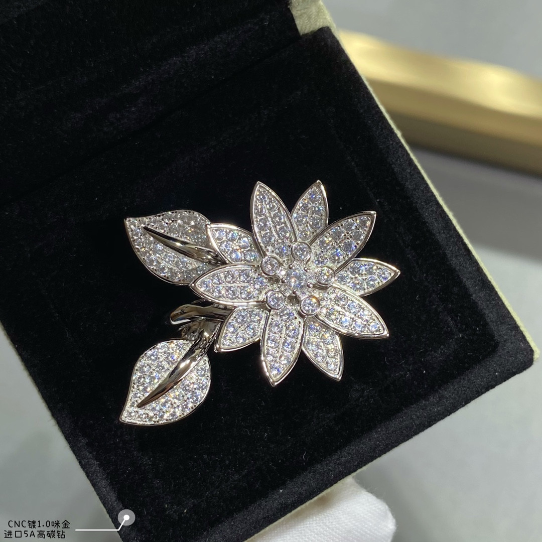 V*n Cl**f & Arpels lotus Ring