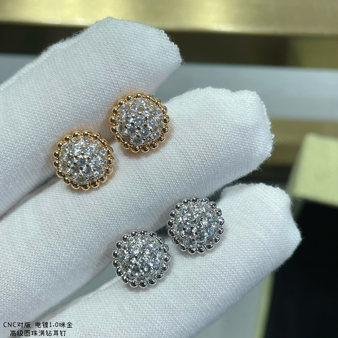 V*n Cl**f & Arpels round bead full D1am0nd earrings