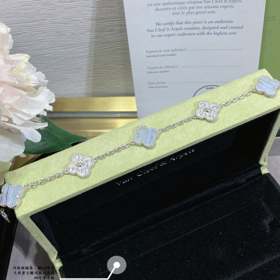 V*n Cl**f & Arpels Natural purple chalcedony interval D1am0nd five-flower four-leaf clover Bracelet