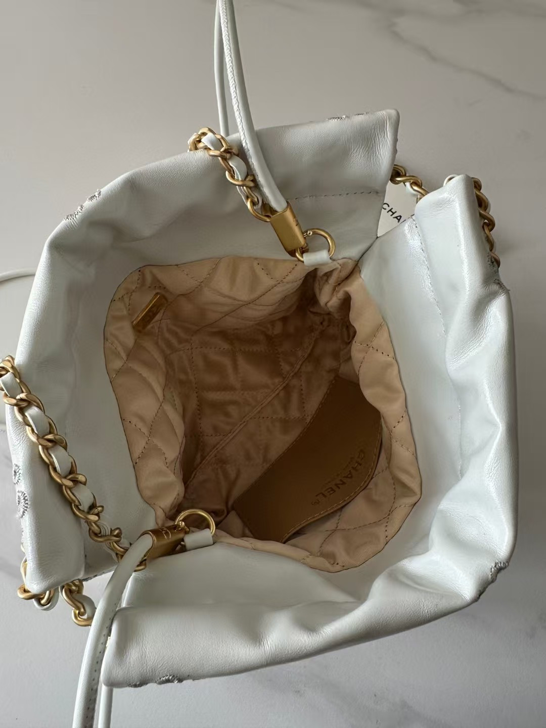 Ch**el 22 MINI HANDBAG Shiny Calfskin 20 × 19 × 6 cm