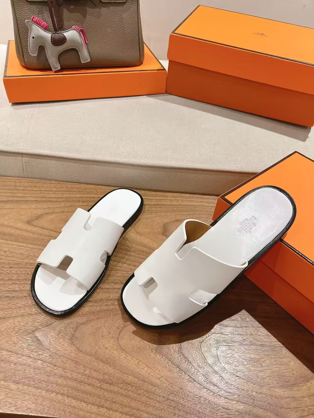 UA H**me5 Izmir sandal