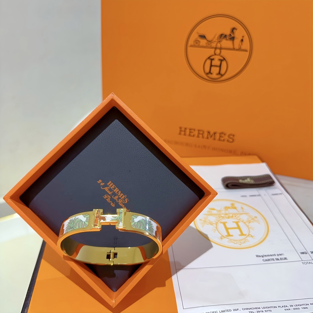 H**me5 enamel bracelet
