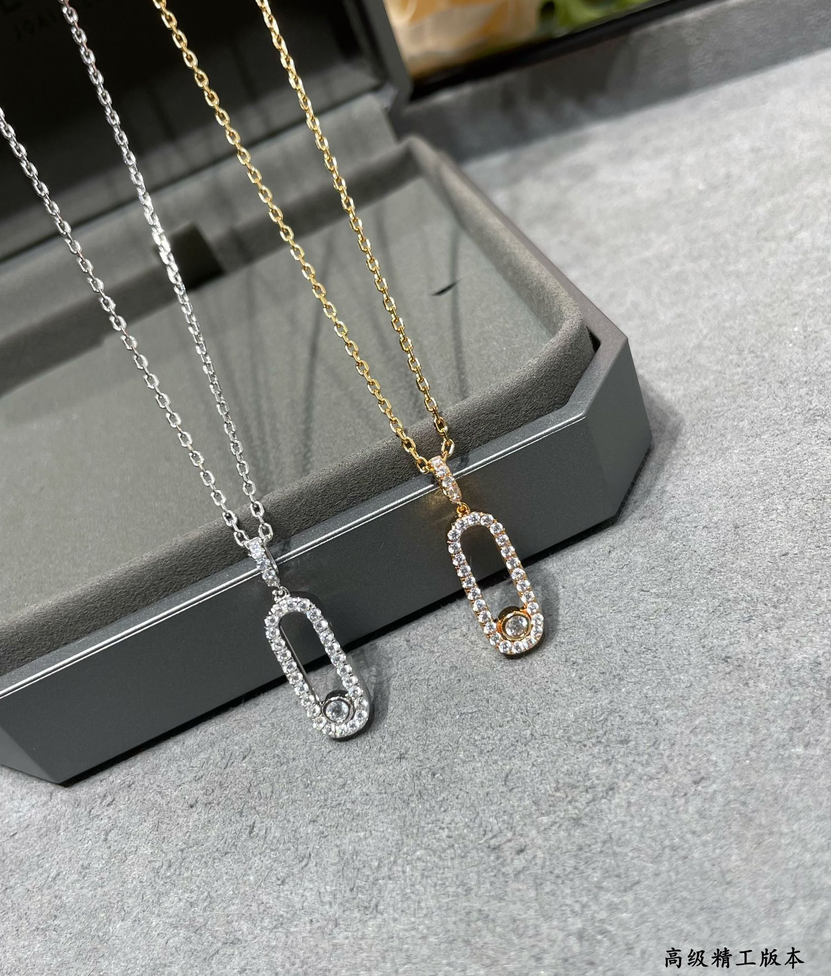 Mes1kaa vertical full d1am0nd moving necklace