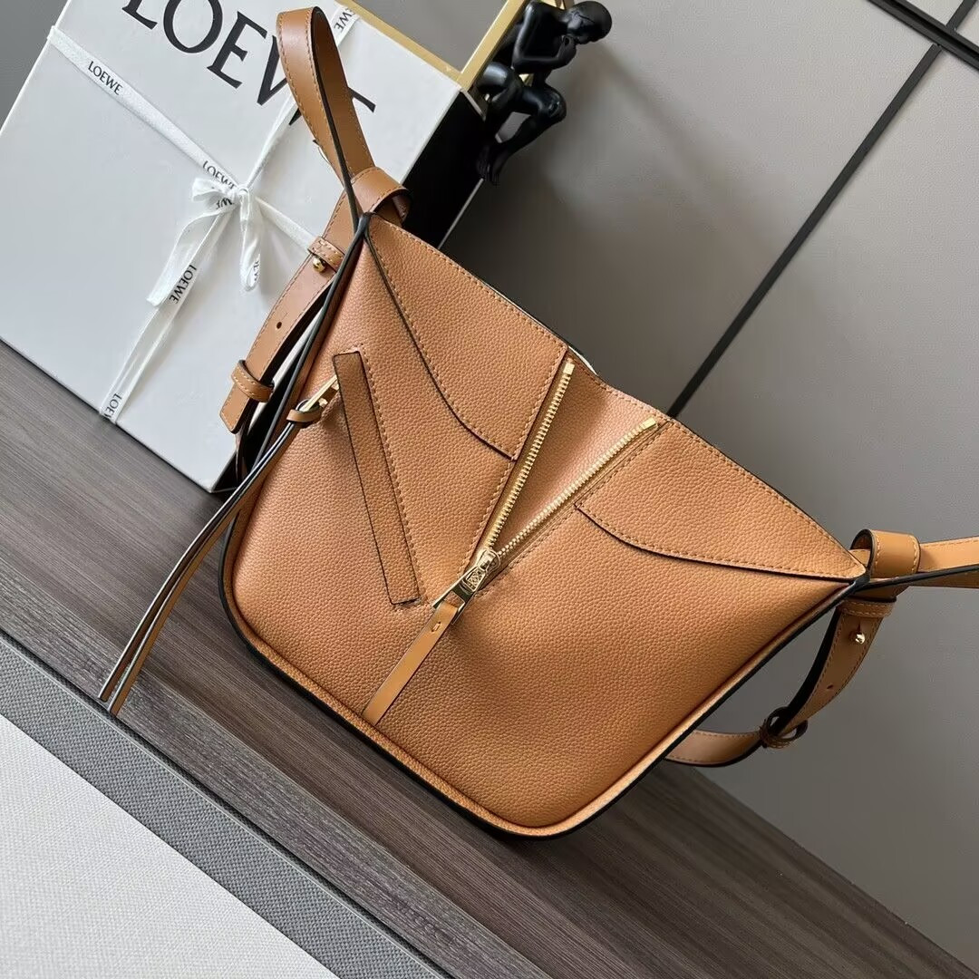 L0ew* Compact Hammock bag in soft grained calfskin 20.8x14.4x19.5cm
