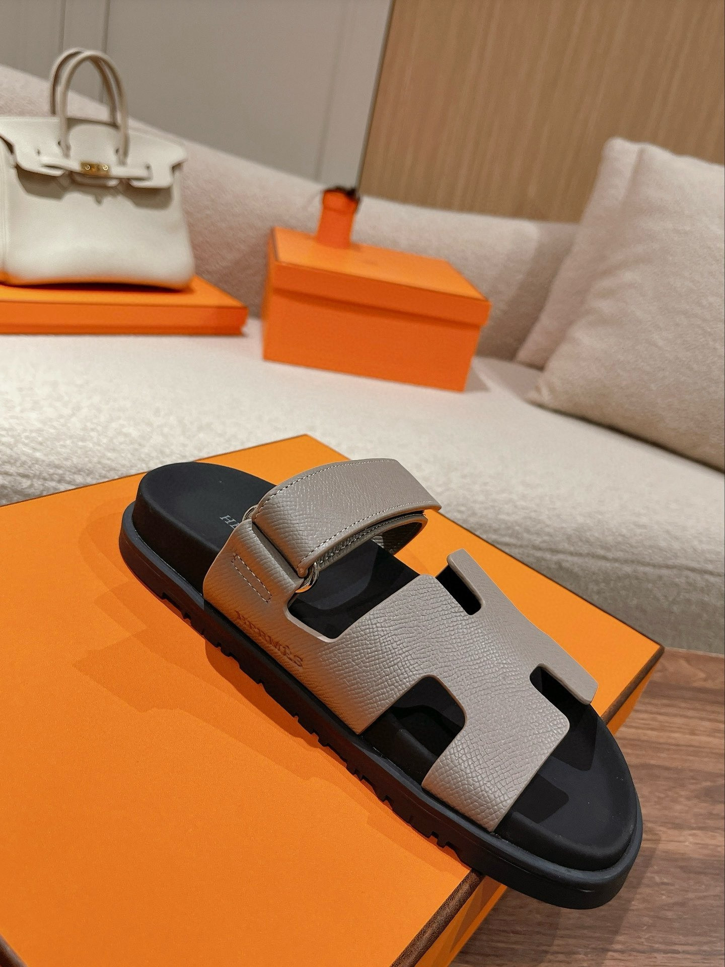 UA H**me5 Chypre sandal