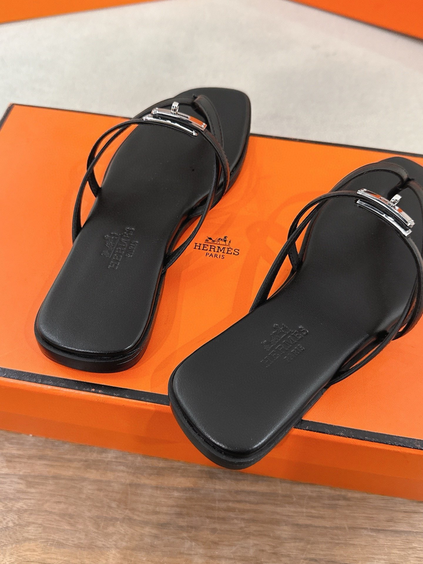 ua H**me5 miss sandals