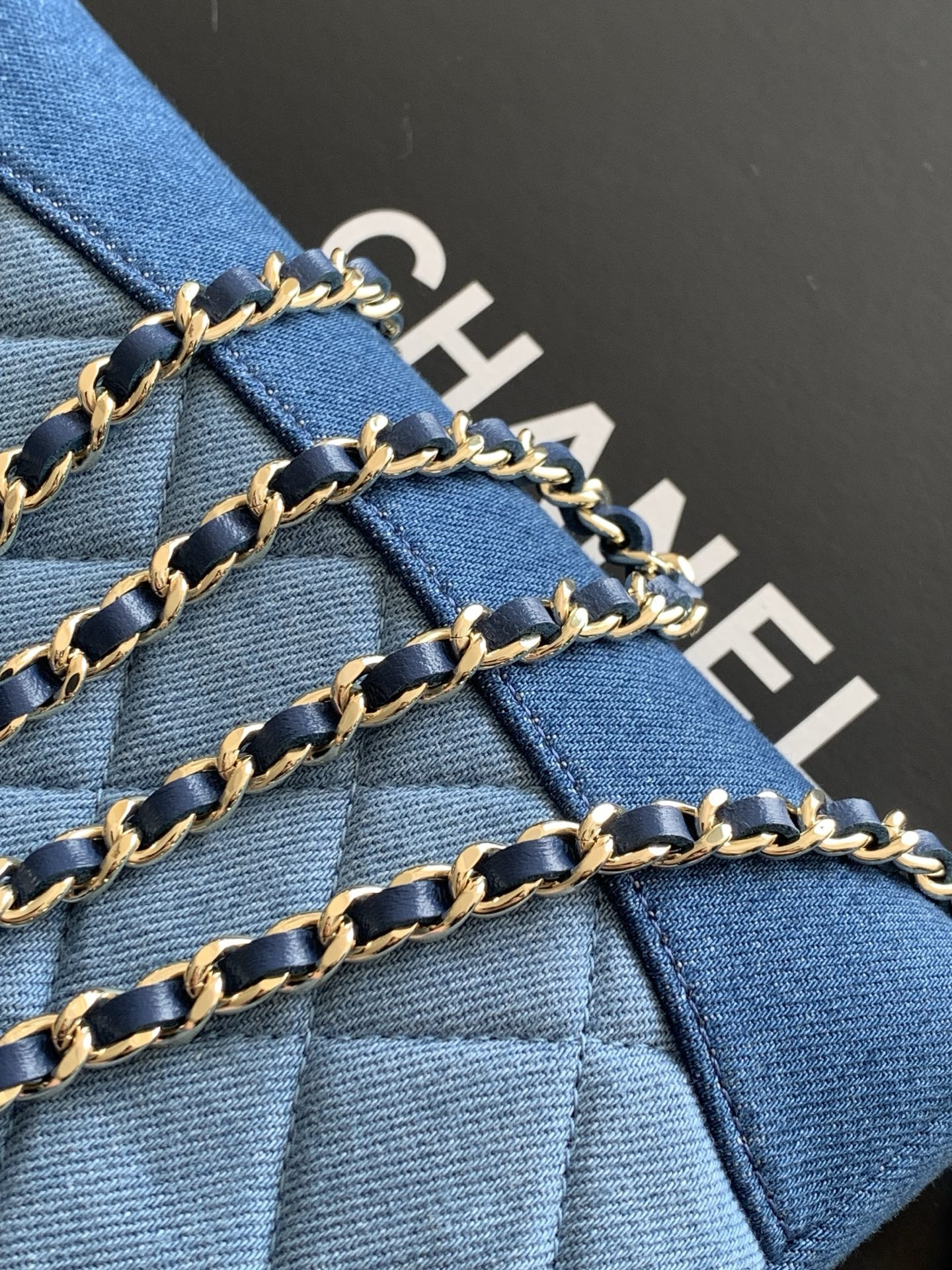 Ch**el clutch with chain ap3656 17x20.5x3.5cm
