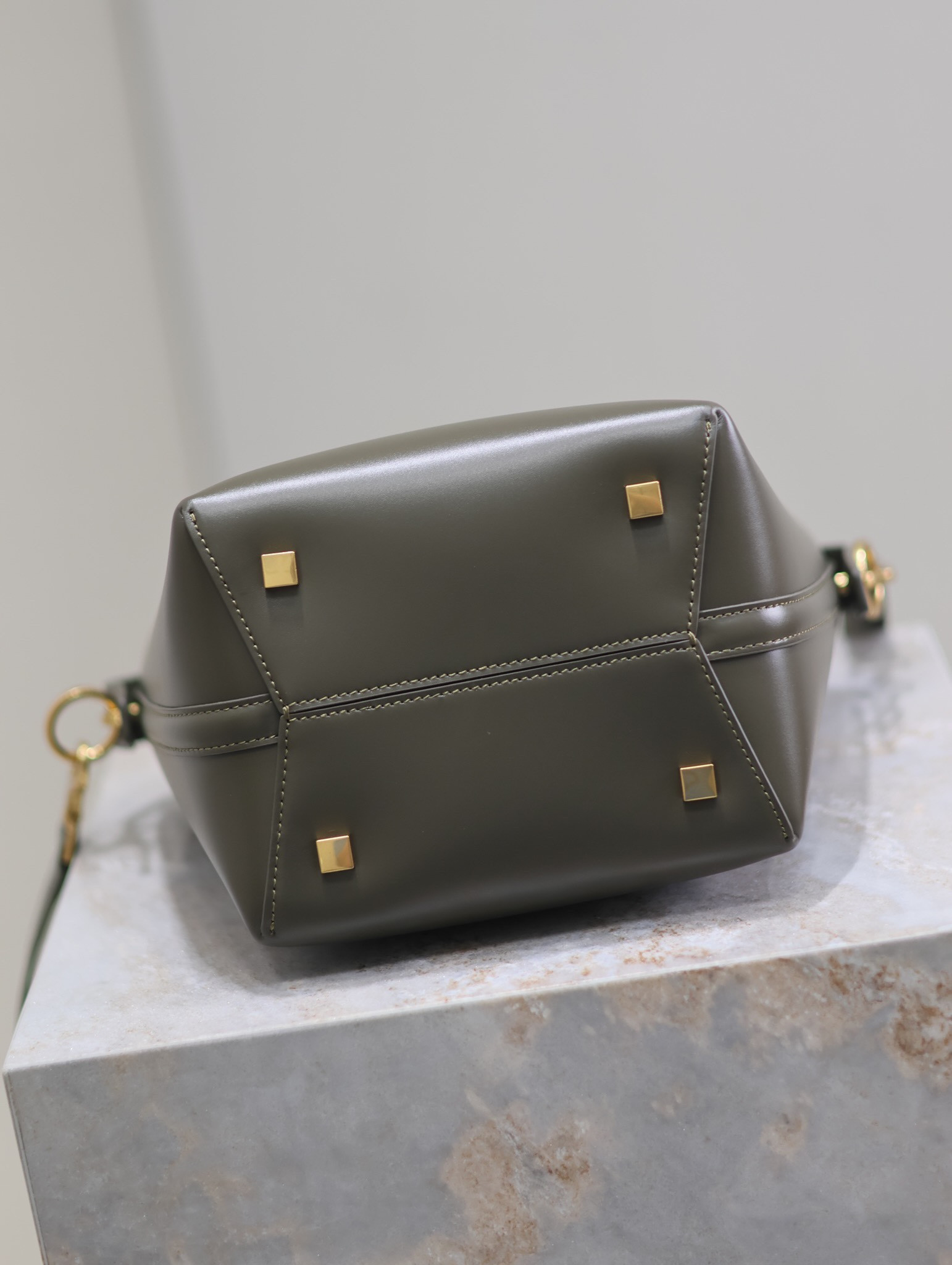 Y51 LE 37 In Shiny Leather 17x20x13cm