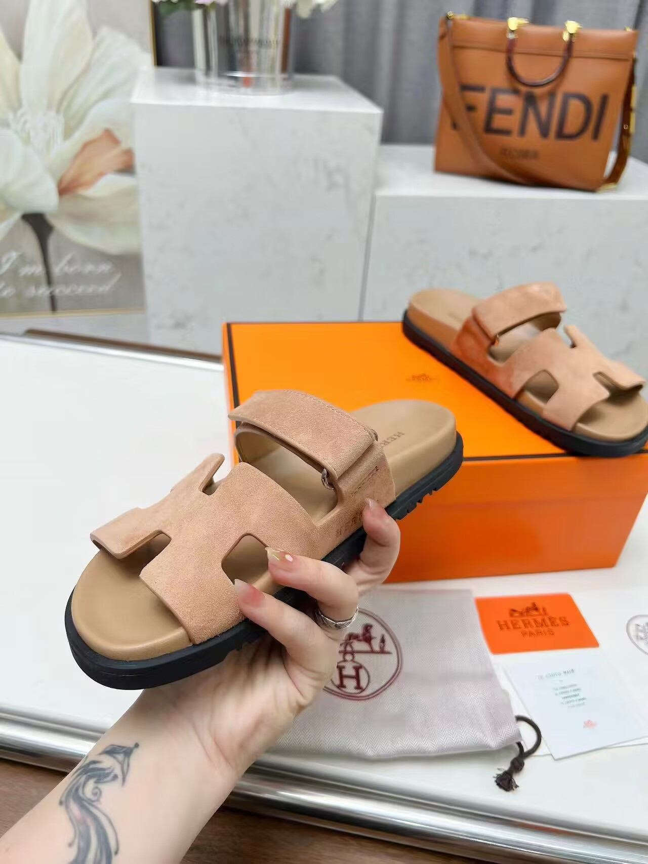 UA H**me5 Chypre sandal