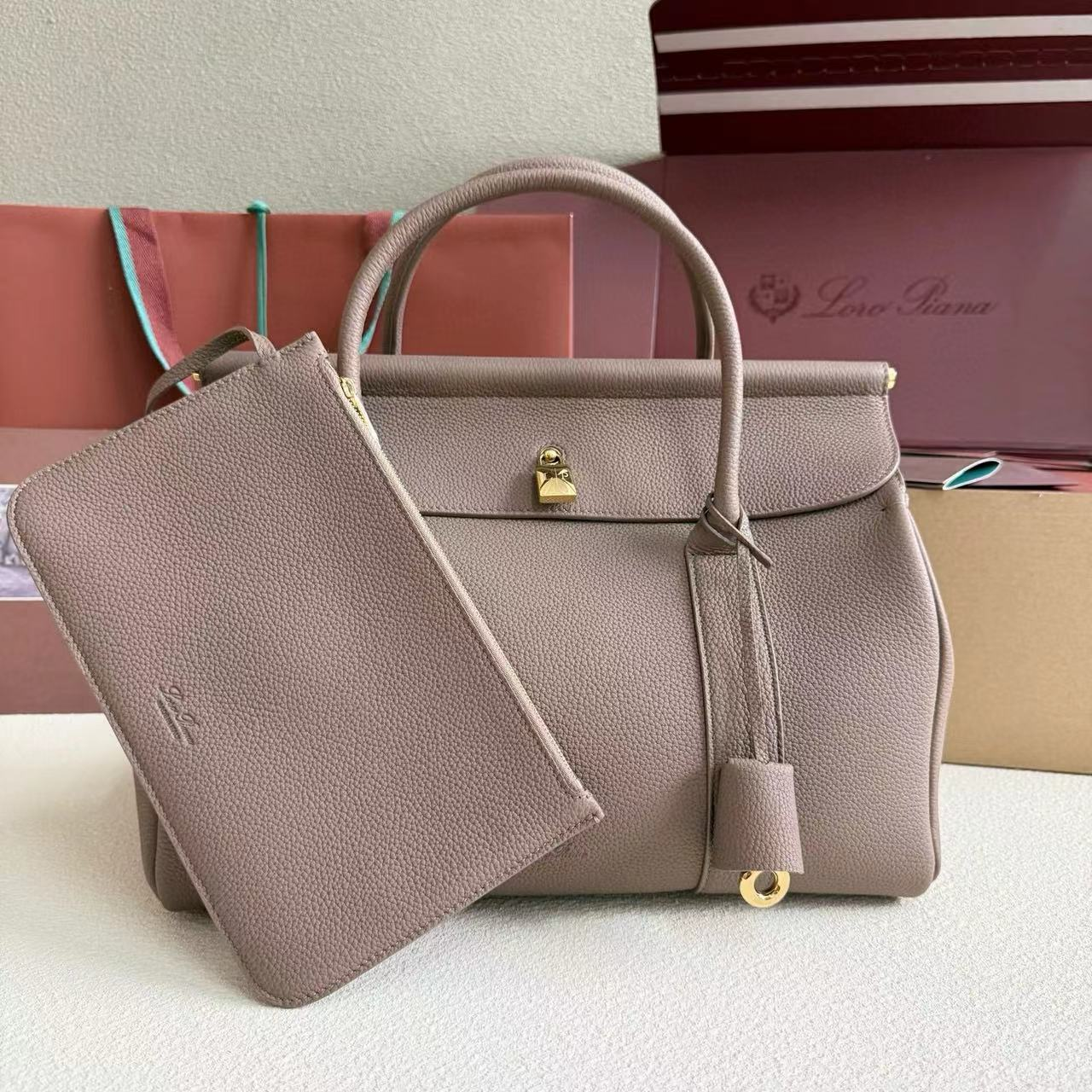 L0r0 P1ana loom bag l32 grained calfskin 33 x 23 x 18 cm