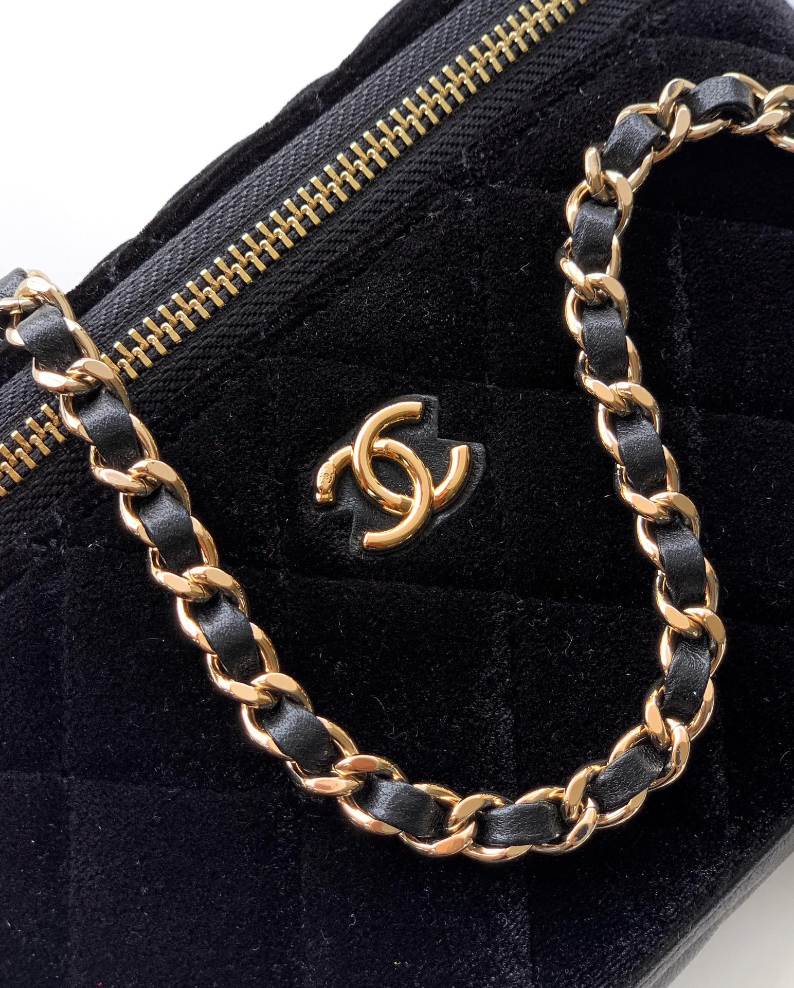 Ch**el vanity with chain 9.5x17x8cm