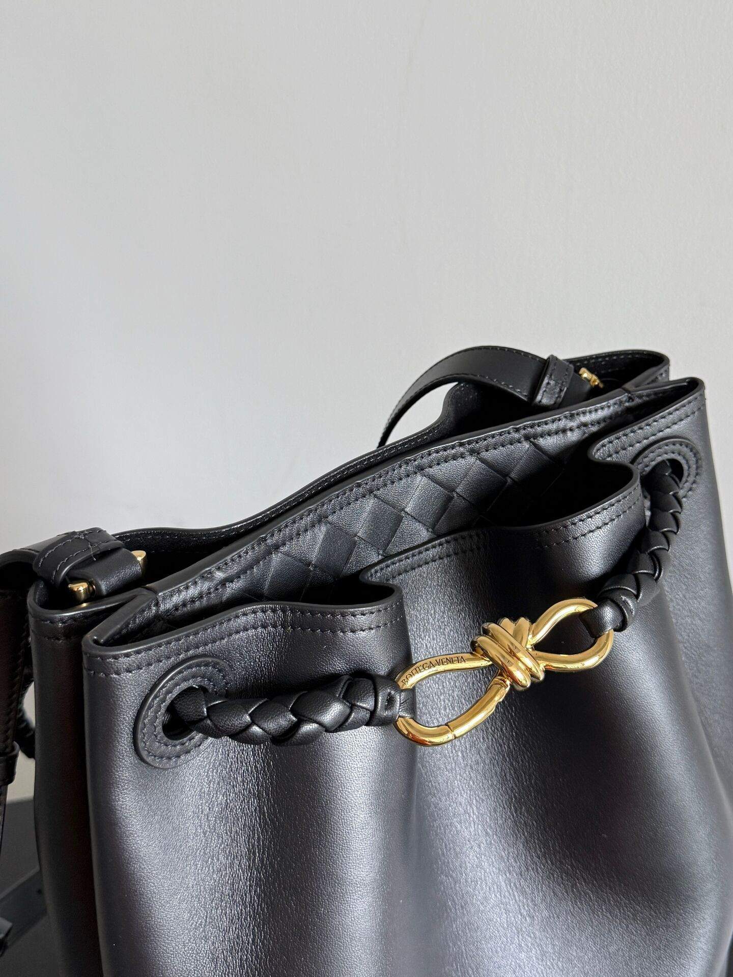 B0tt*ga Ven*ta Andiamo Medium Leather Bucket Bag 34x24x12cm Without Box
