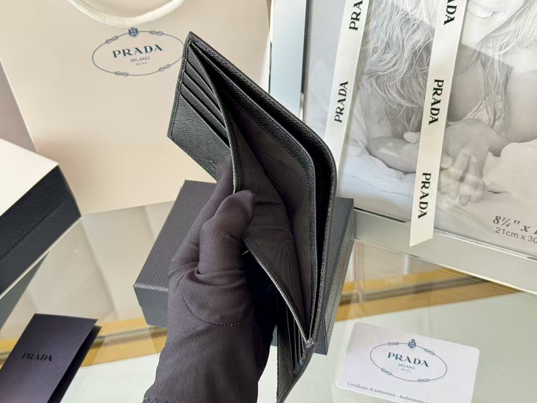 Pra*a Wallet Card Holder