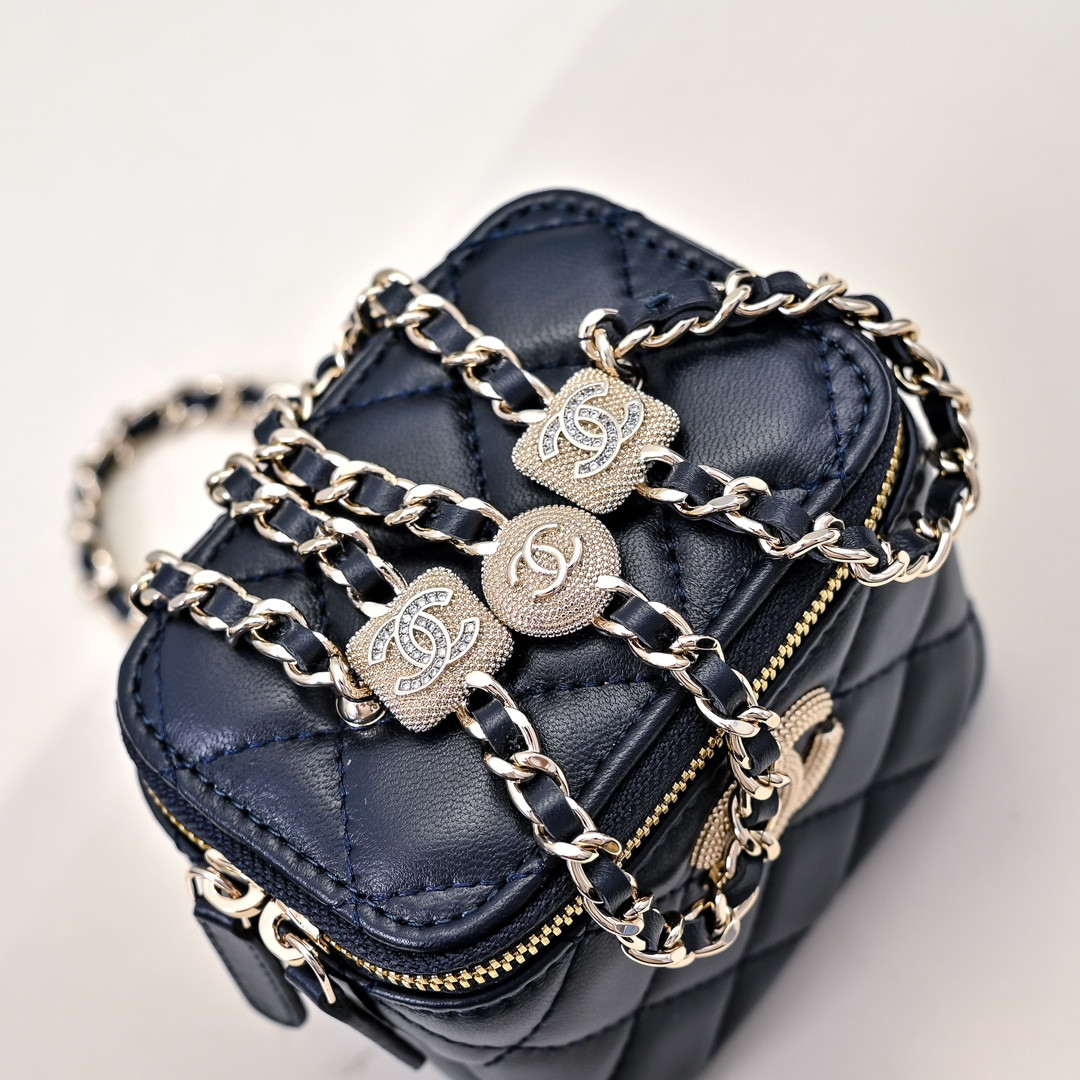 Ch**el SMALL VANITY WITH CHAIN 11x8.5x7cm