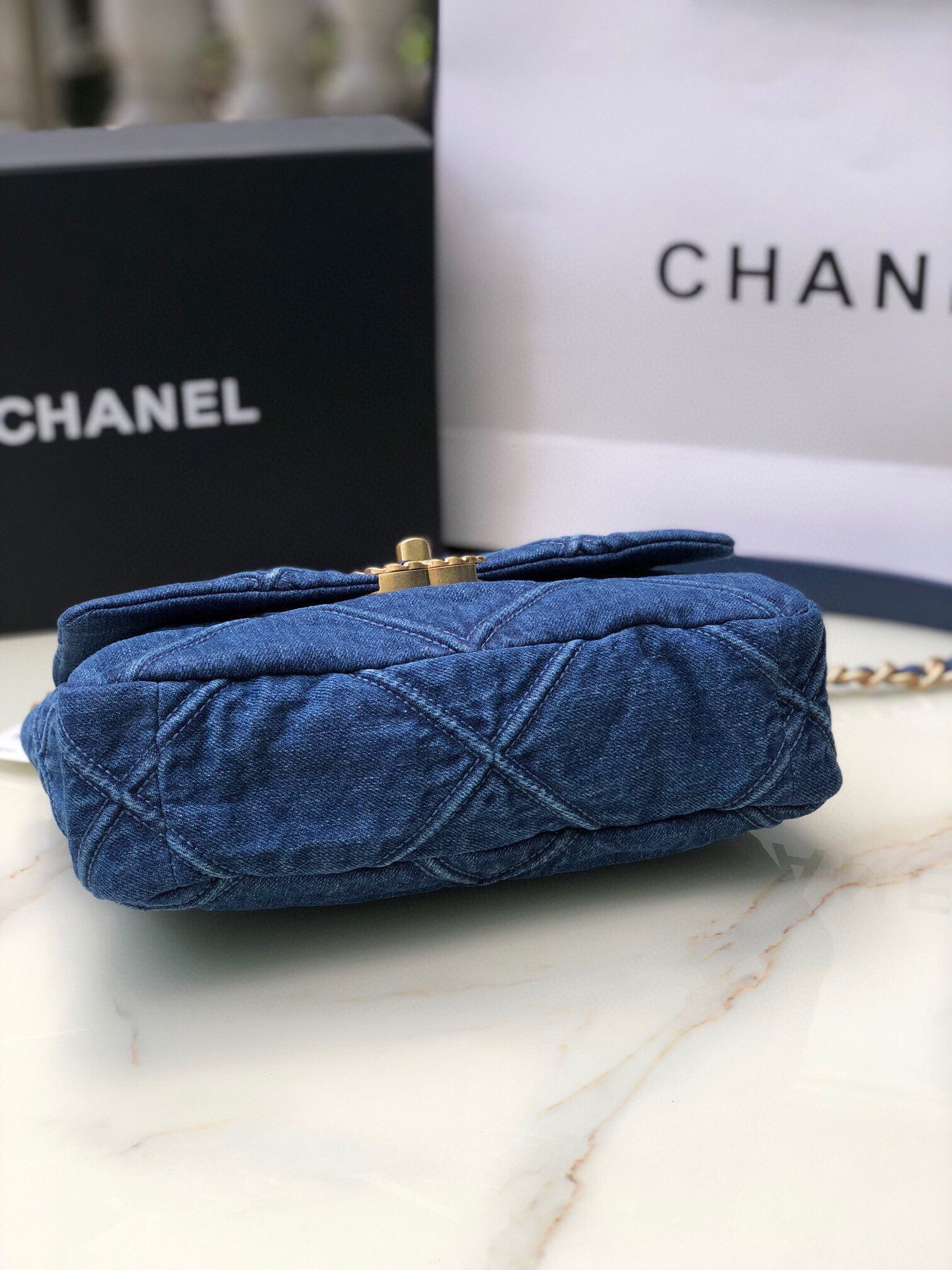 Ch**el 19 HANDBAG Ruthenium-Finish Metal Navy 6.2 × 10.1 × 3.5 in