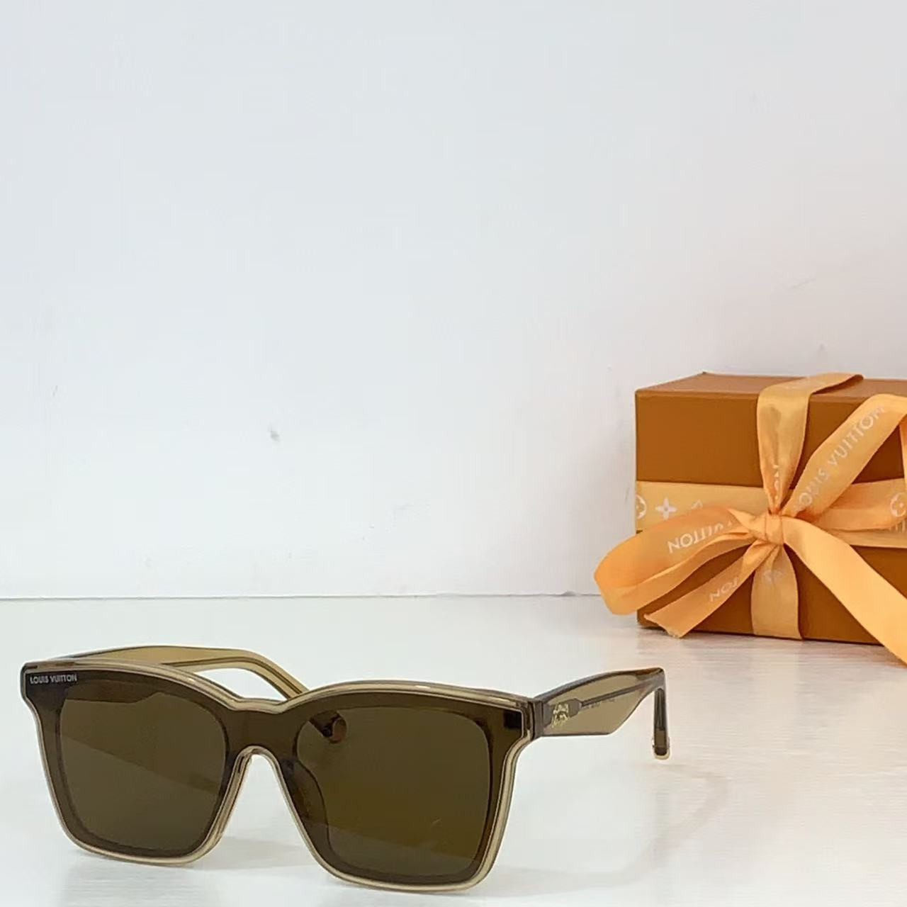 l0vis Vvtt0n script square sunglasses z2970w