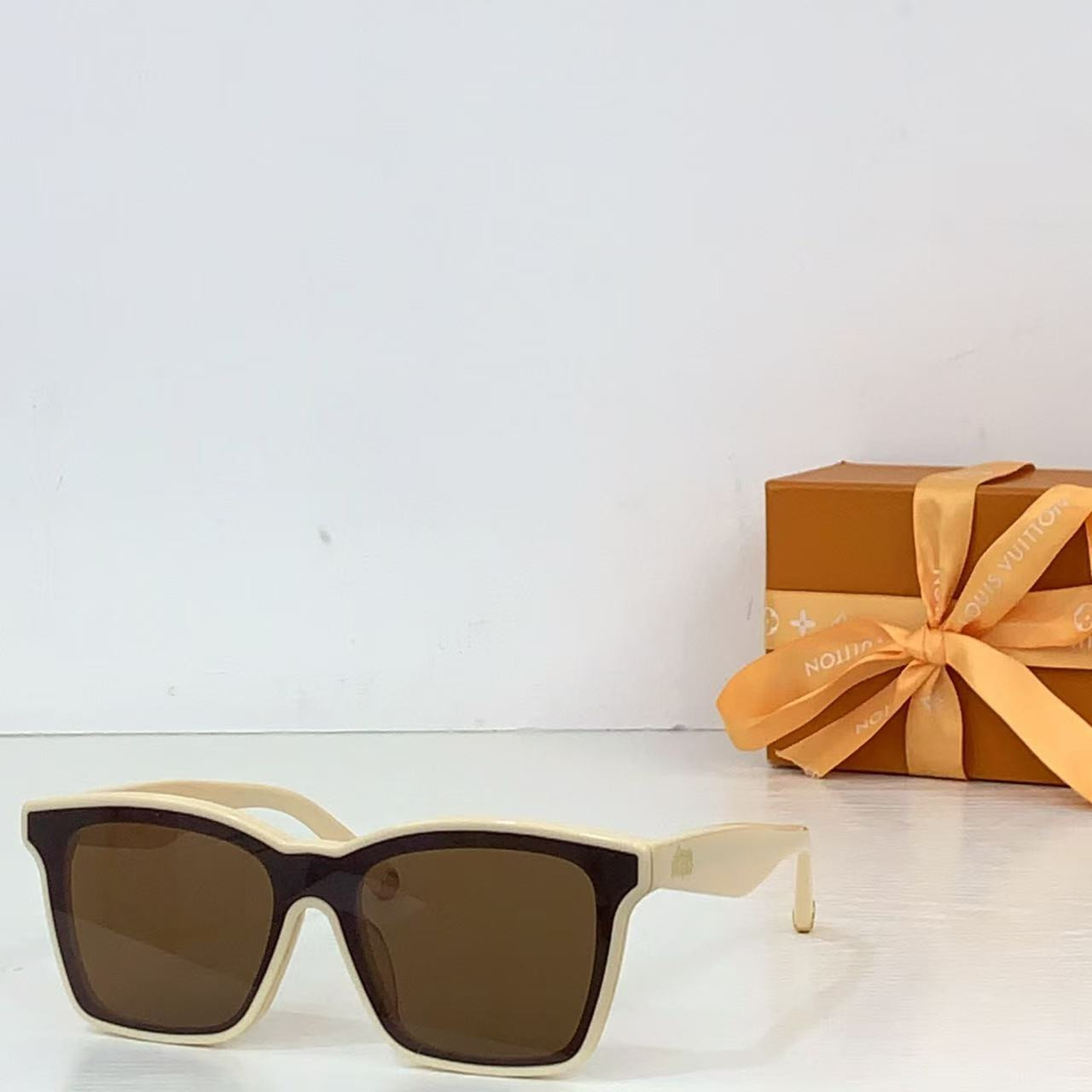 l0vis Vvtt0n script square sunglasses z2970w