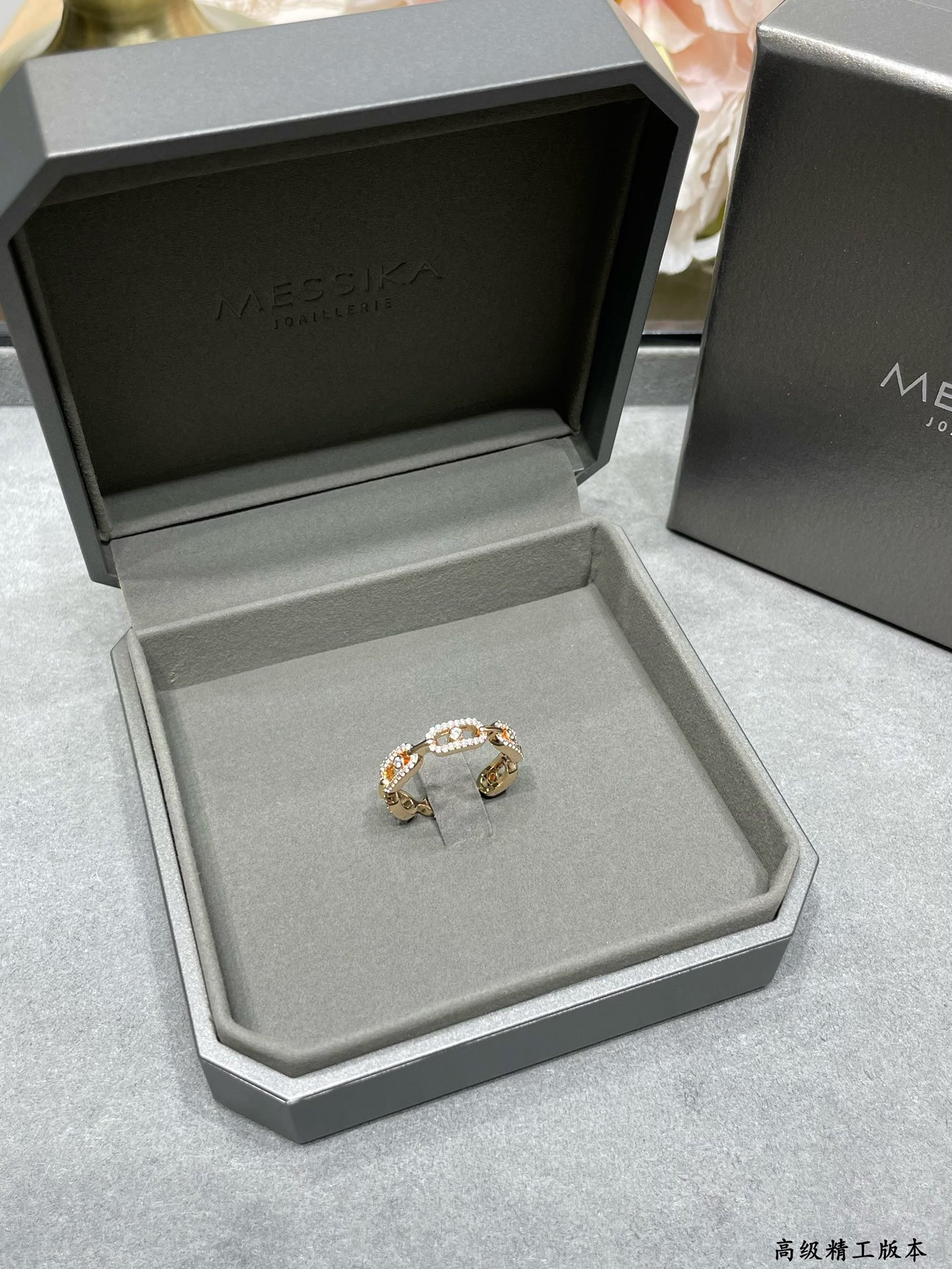 Mes1kaa row d1am0nd moving ring
