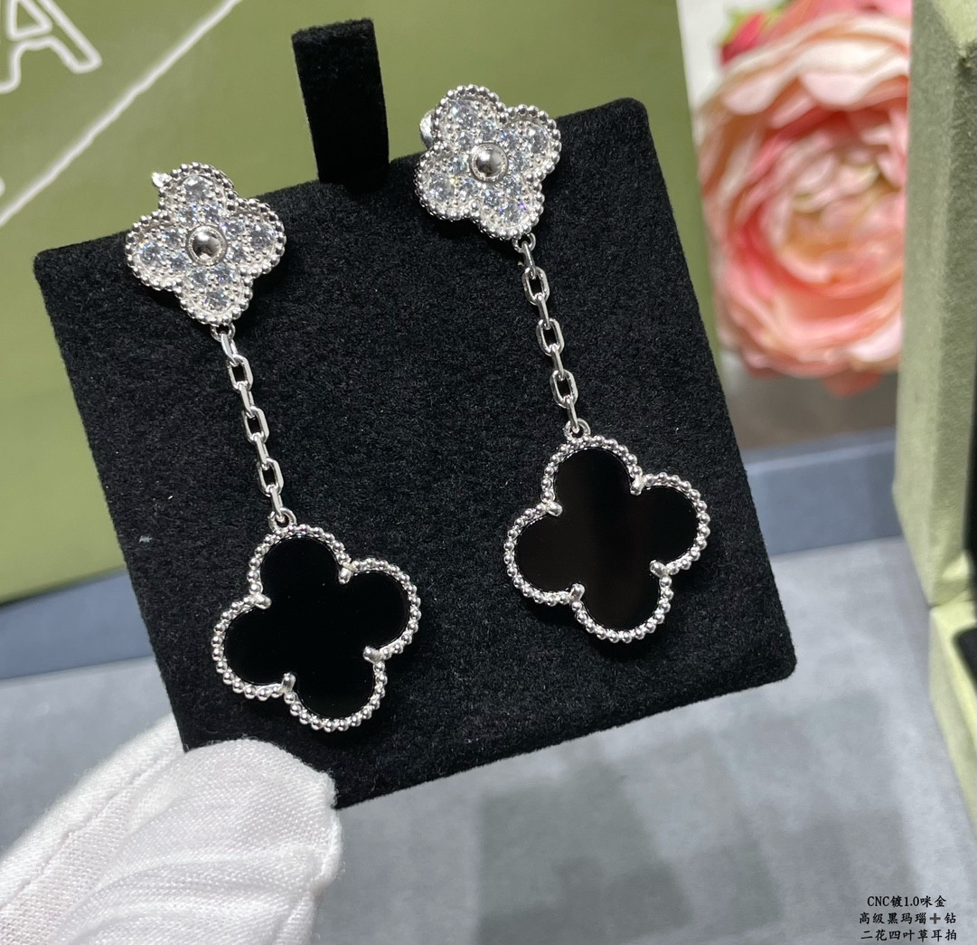 V*n Cl**f & Arpels High-grade black agate with D1am0nd two-flower four-leaf clover Earrings
