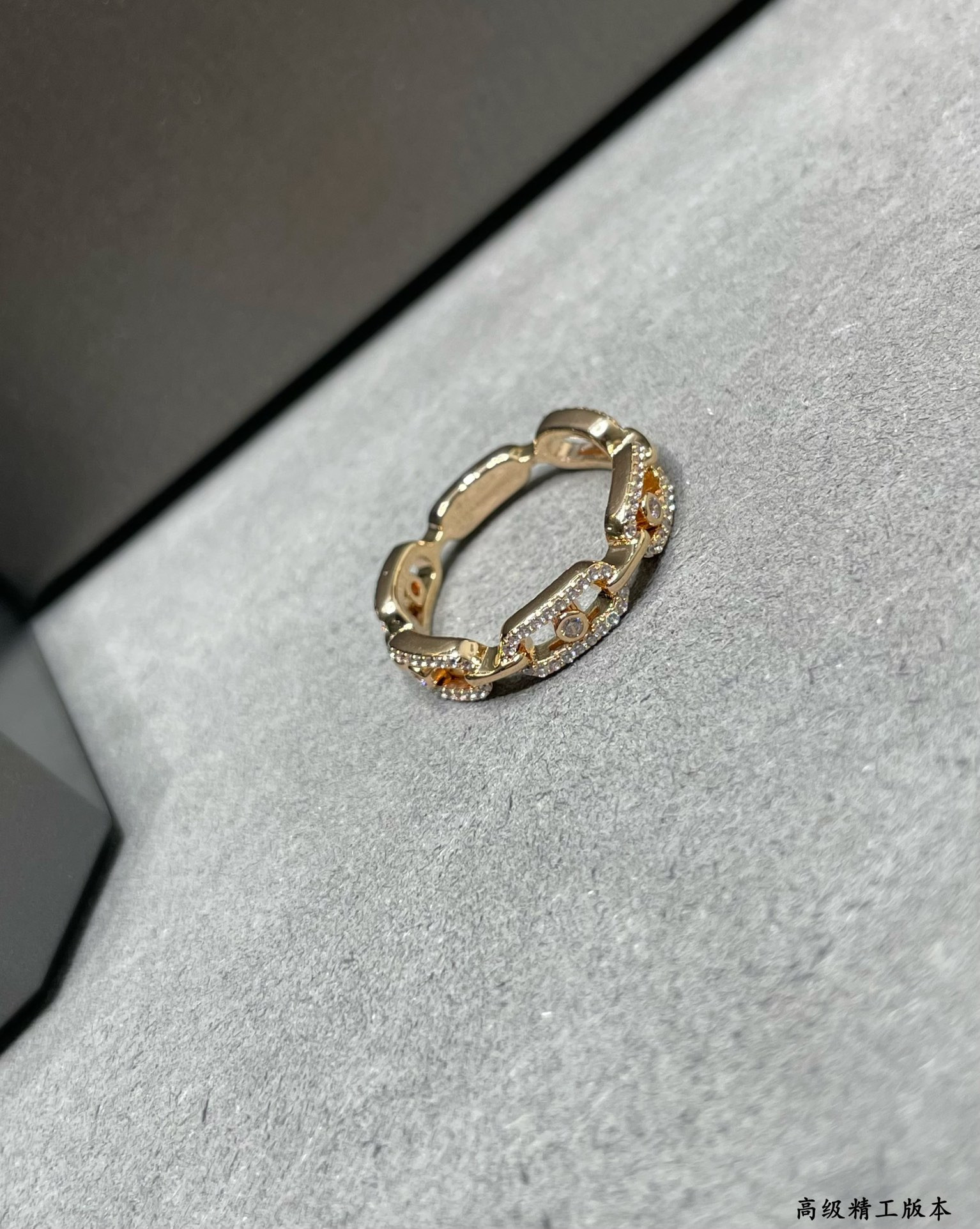 Mes1kaa row d1am0nd moving ring