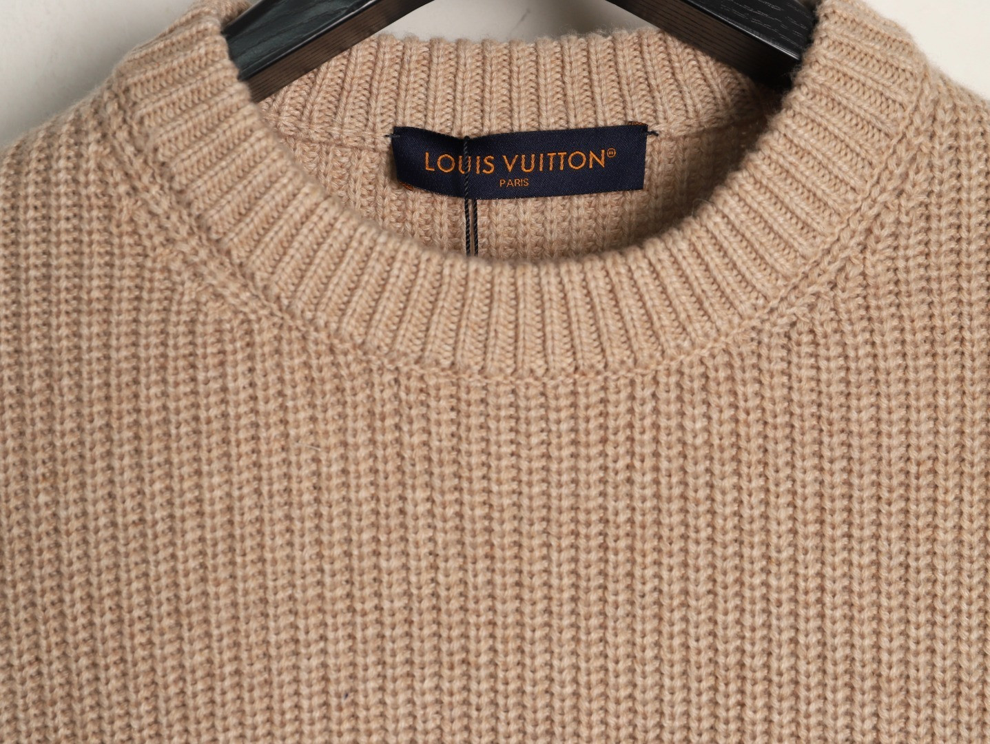 l0vis Vvtt0n knitting sweaters