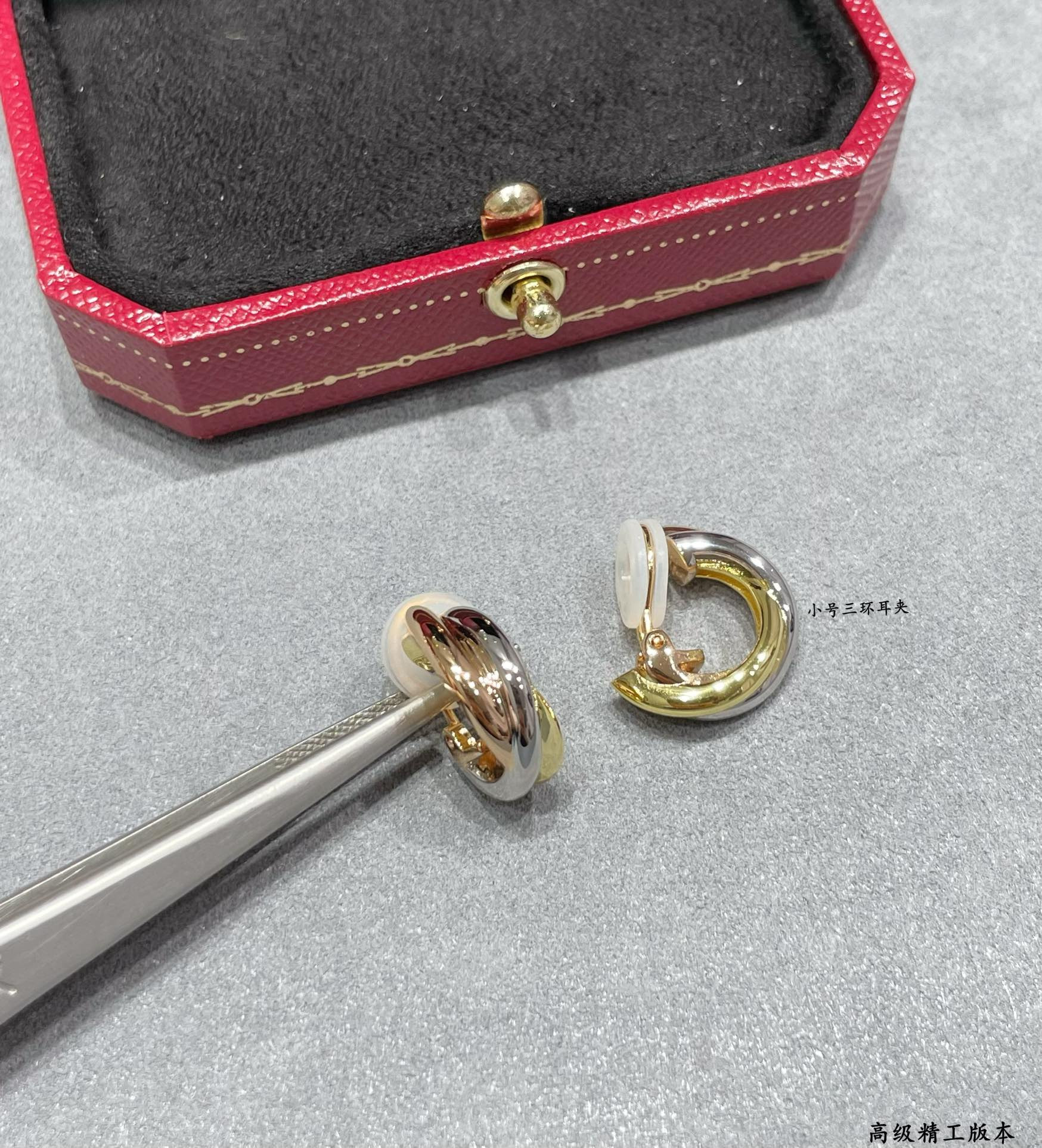 Ca*t1er small three-ring earrings