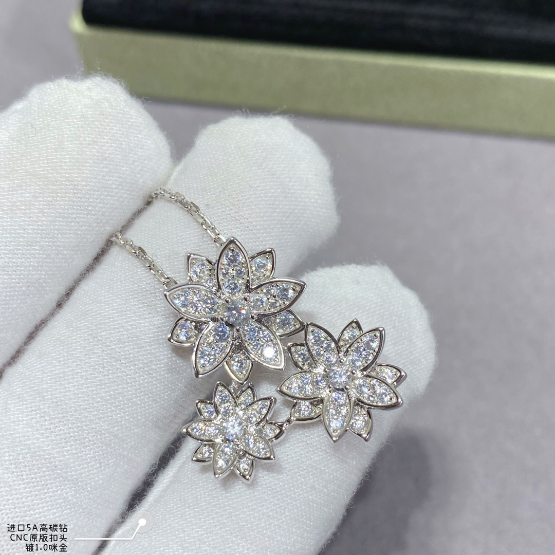 V*n Cl**f & Arpels lotus Necklace
